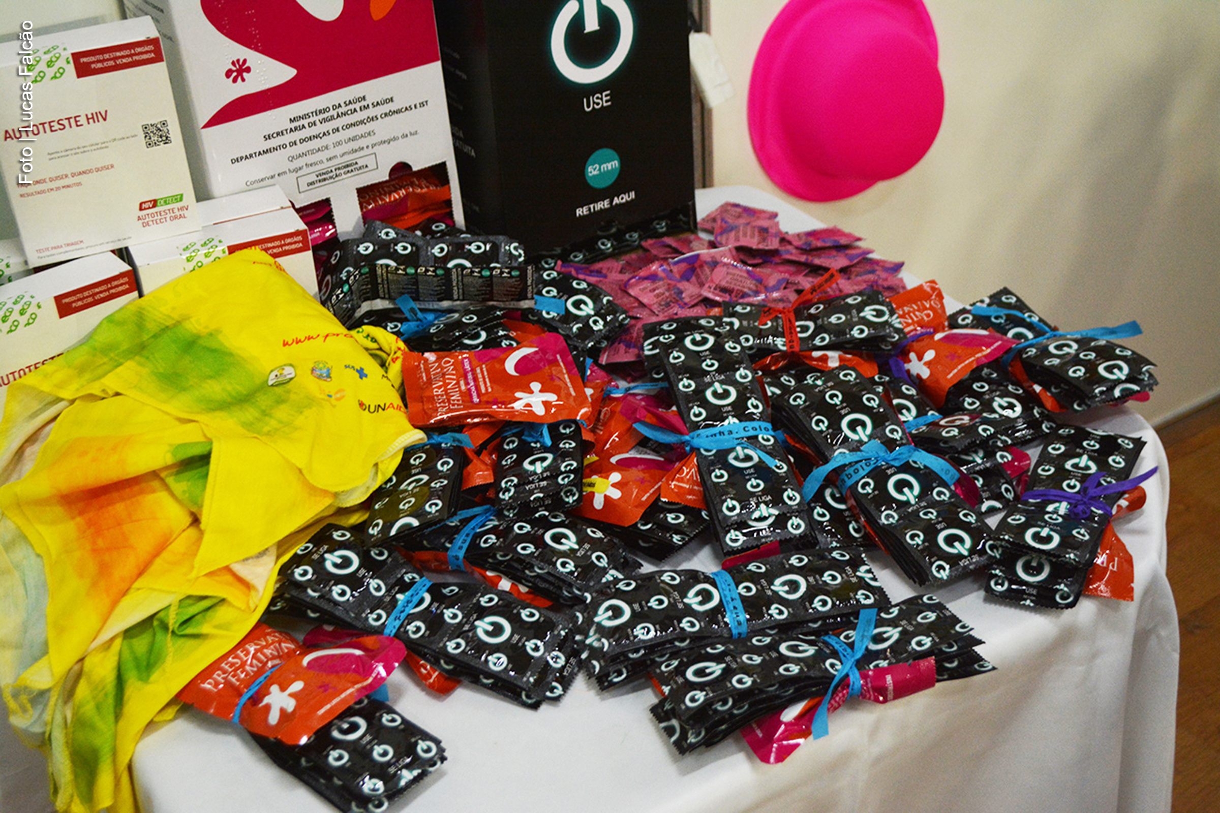 Unidades de saúde pública oferecem preservativos como medida preventiva durante a festa.