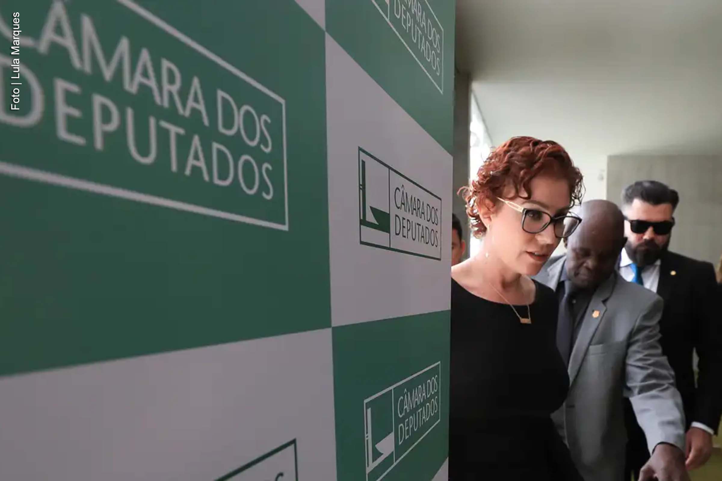 Deputada federal e hacker são réus em ação penal por invasão de sistema eletrônico do Conselho Nacional de Justiça.