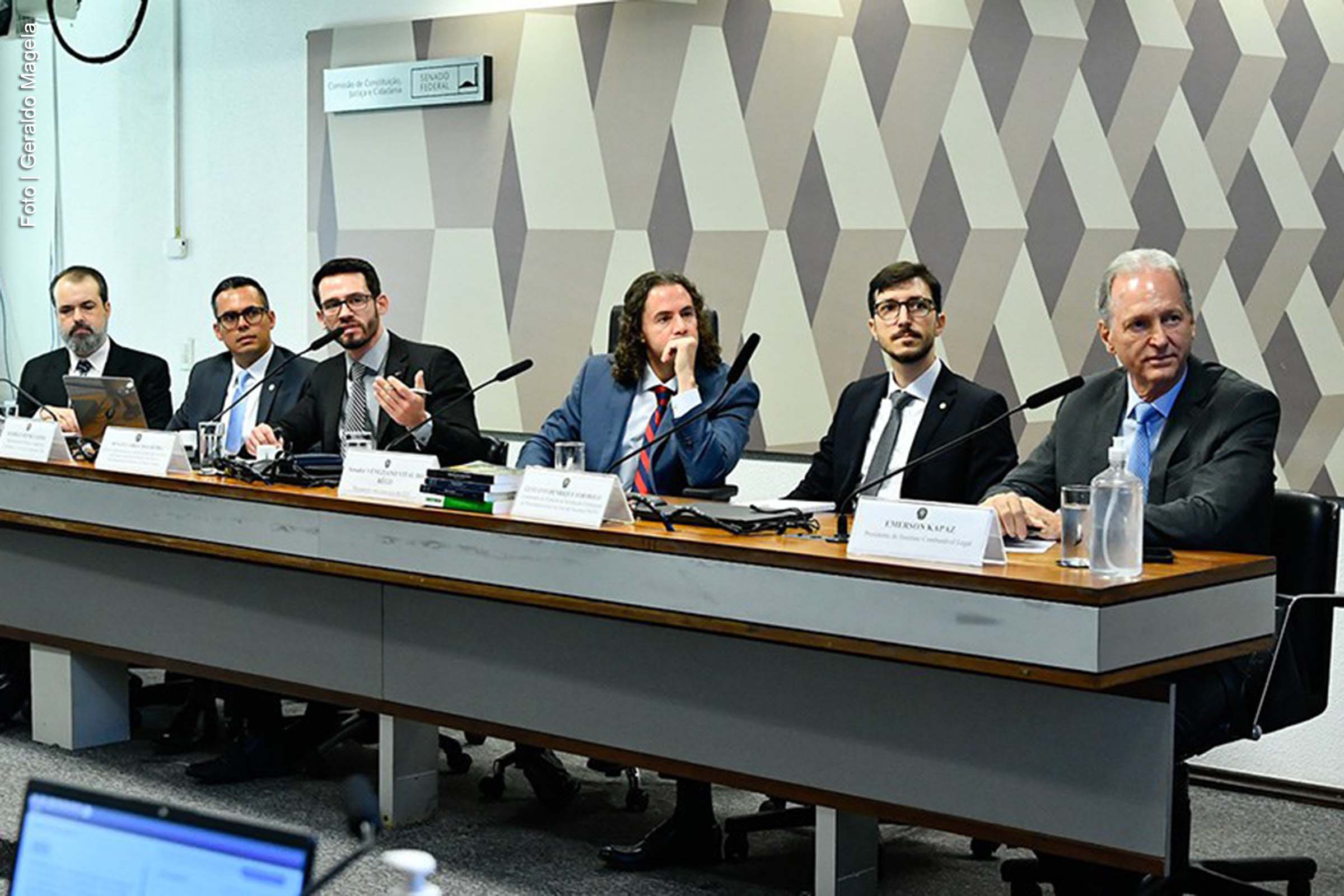 Audiência pública na CCJ discutiu projetos de lei que endurecem a legislação contra sonegadores e estabelecem critérios para diferenciar inadimplência ocasional da sonegação reiterada.
