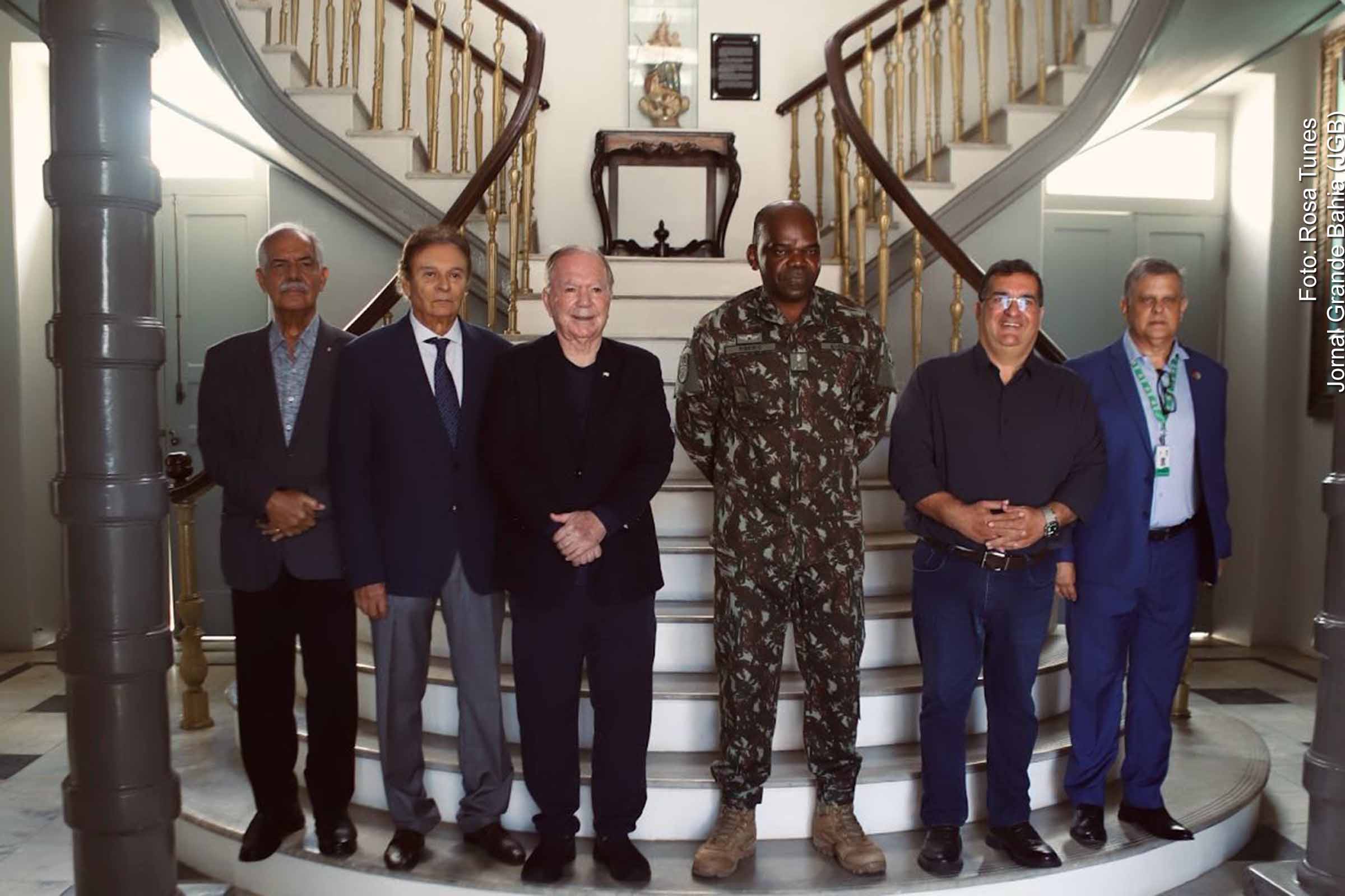 Deputado João Leão é condecorado com Medalha de Honra pela 6ª Região Militar durante visita institucional em Salvador