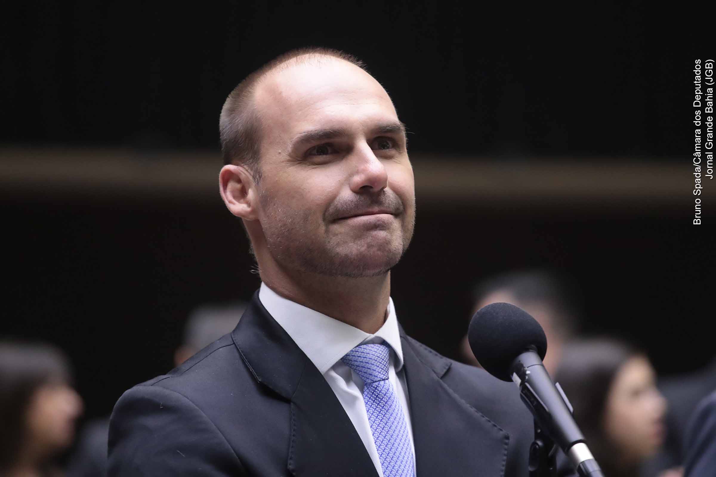 A maioria dos ministros do Supremo Tribunal Federal decidiu manter a condenação do deputado Eduardo Bolsonaro ao pagamento de R$ 35 mil à jornalista Patrícia Campos Mello, por ofensas de cunho sexual proferidas em 2020. O relator Luís Roberto Barroso negou seguimento ao recurso, destacando que não houve violação constitucional e que o caso não admite reexame de provas no STF. O julgamento reforça os limites da imunidade parlamentar frente a agressões à honra.