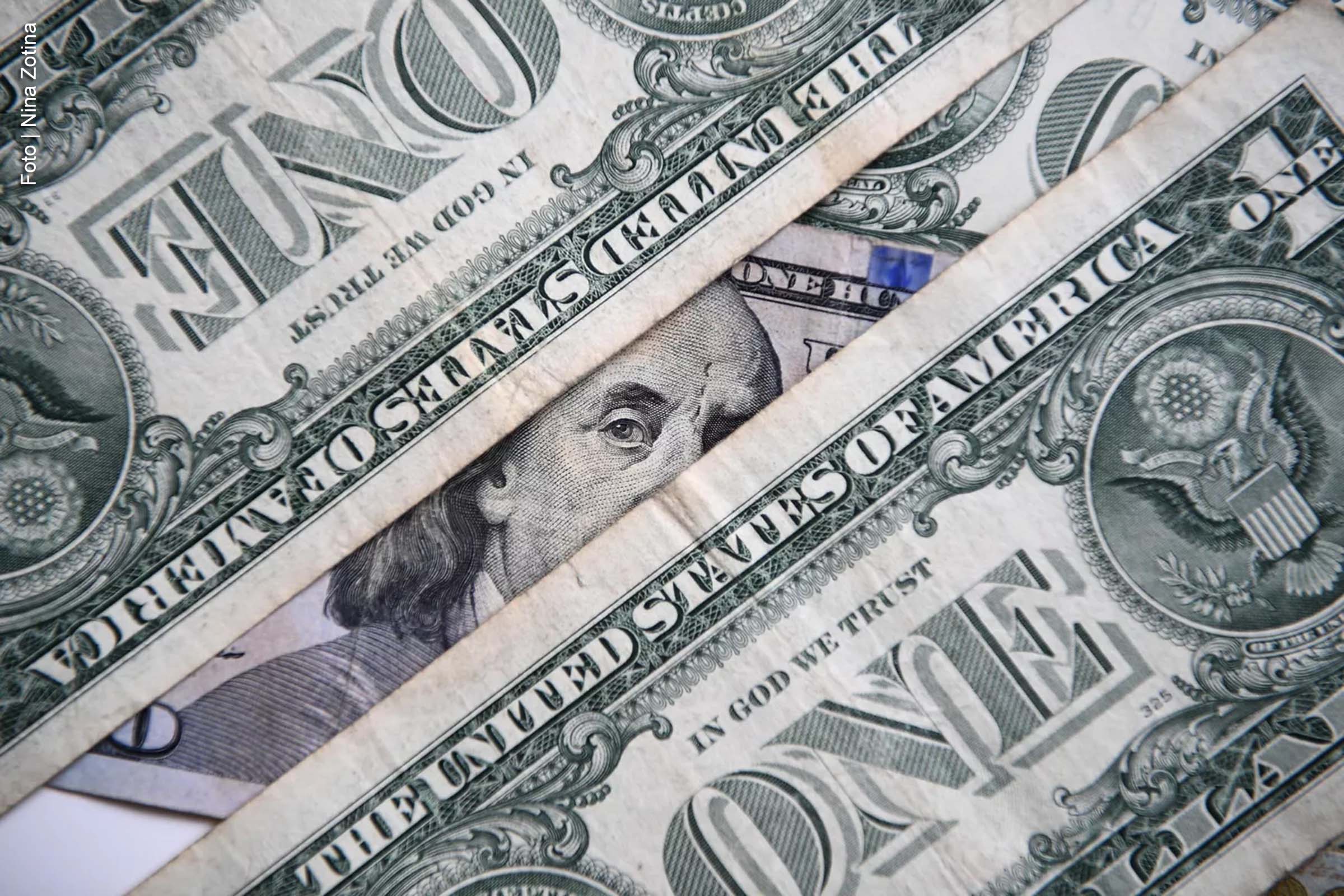 Investidores questionam a segurança do dólar e o impacto de uma possível elevação nas taxas de juros dos EUA.