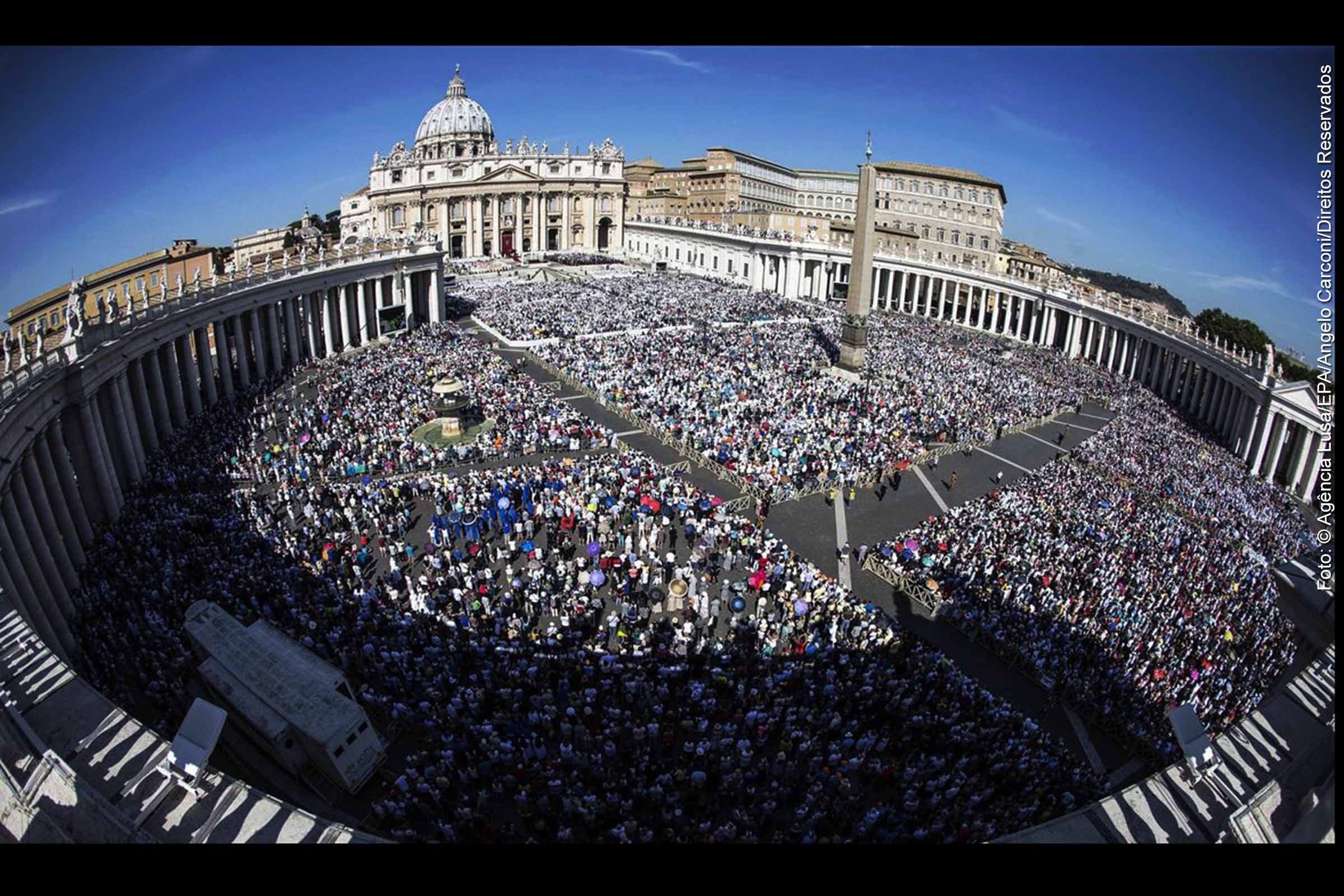 Durante missa solene na Praça São Pedro, cerca de 120 mil fiéis acompanharam a canonização de Madre Teresa de Calcutá, fundadora das Missionárias da Caridade, reconhecida por sua atuação junto aos mais pobres.