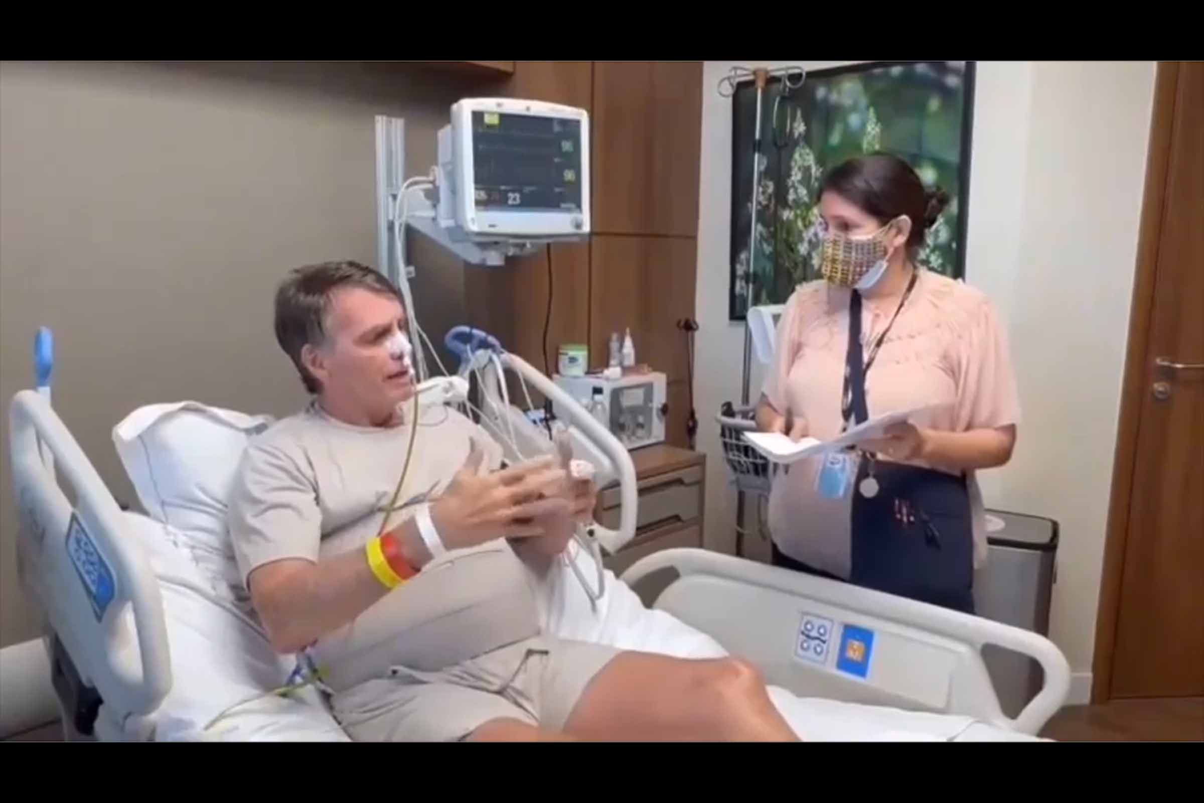 Na quarta-feira, 23/04/2025, Jair Bolsonaro foi intimado pessoalmente no hospital, em Brasília, sobre processo penal aberto no STF por tentativa de golpe de Estado. A Corte justificou a legalidade da intimação hospitalar com base em aparições públicas recentes do ex-presidente. Bolsonaro reagiu com críticas ao Judiciário, comparações históricas controversas e reafirmações políticas, enquanto segue internado em UTI após cirurgia abdominal.