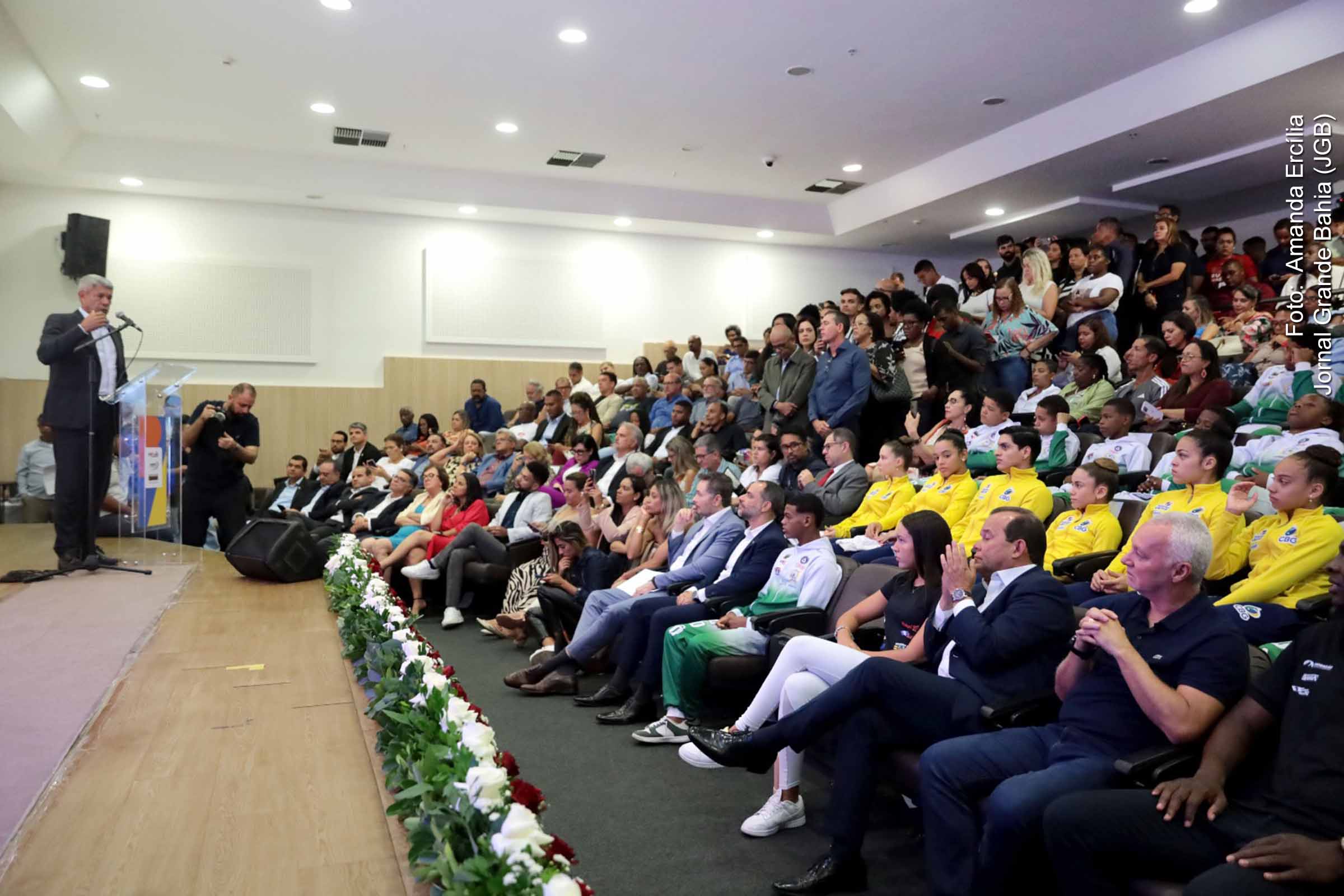 O Governo da Bahia destinará R$ 10 milhões para o FazAtleta 2025, ampliando pela primeira vez o apoio a projetos sociais esportivos. O investimento beneficiará principalmente atletas olímpicos e paralímpicos, além de ações focadas na inclusão social e na participação feminina e de pessoas com deficiência. Desde 2021, o programa acumulou R$ 38 milhões e posicionou a Bahia como líder nacional em investimentos no esporte.