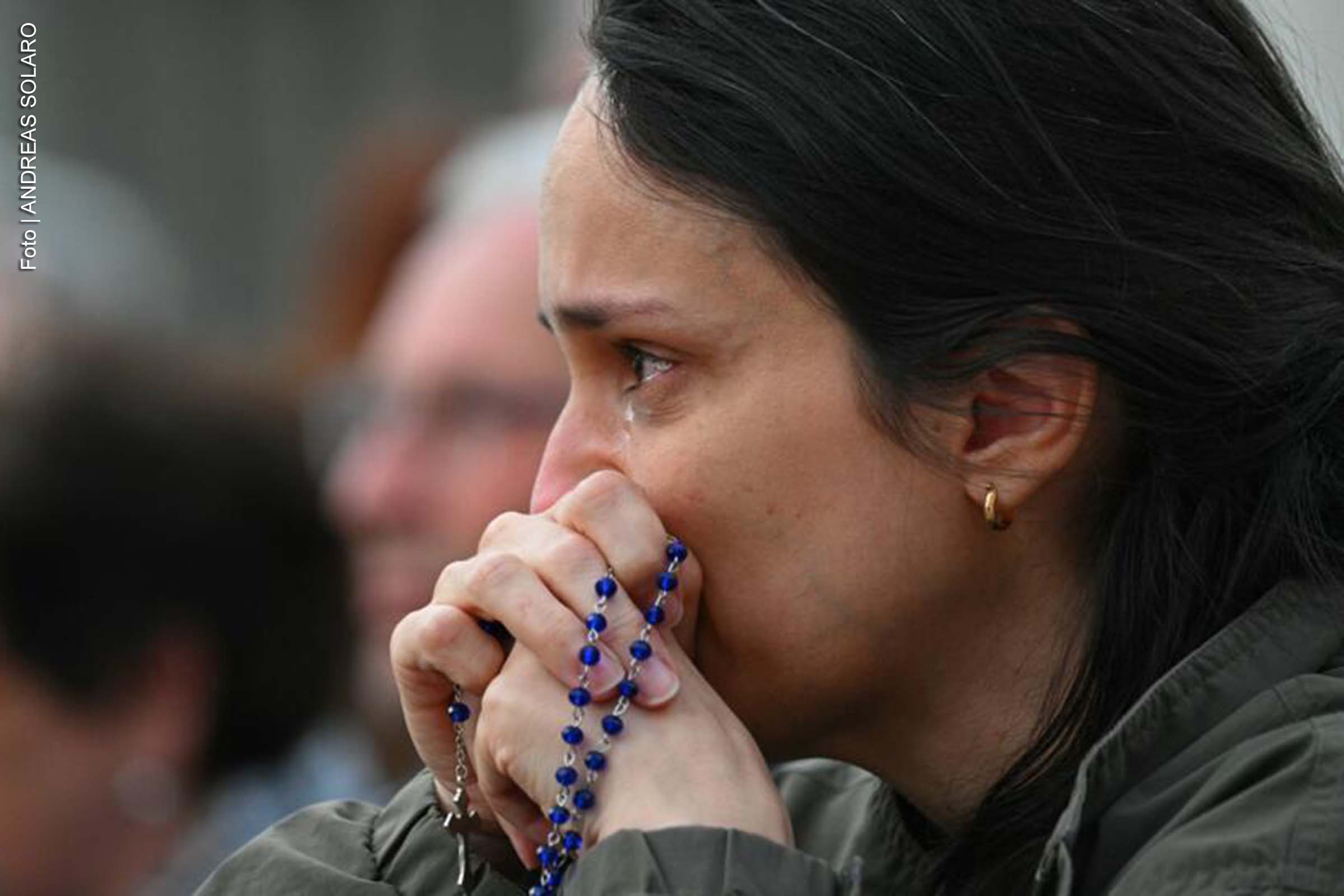 Fiéis no Vaticano relembram legado do Papa Francisco após sua morte