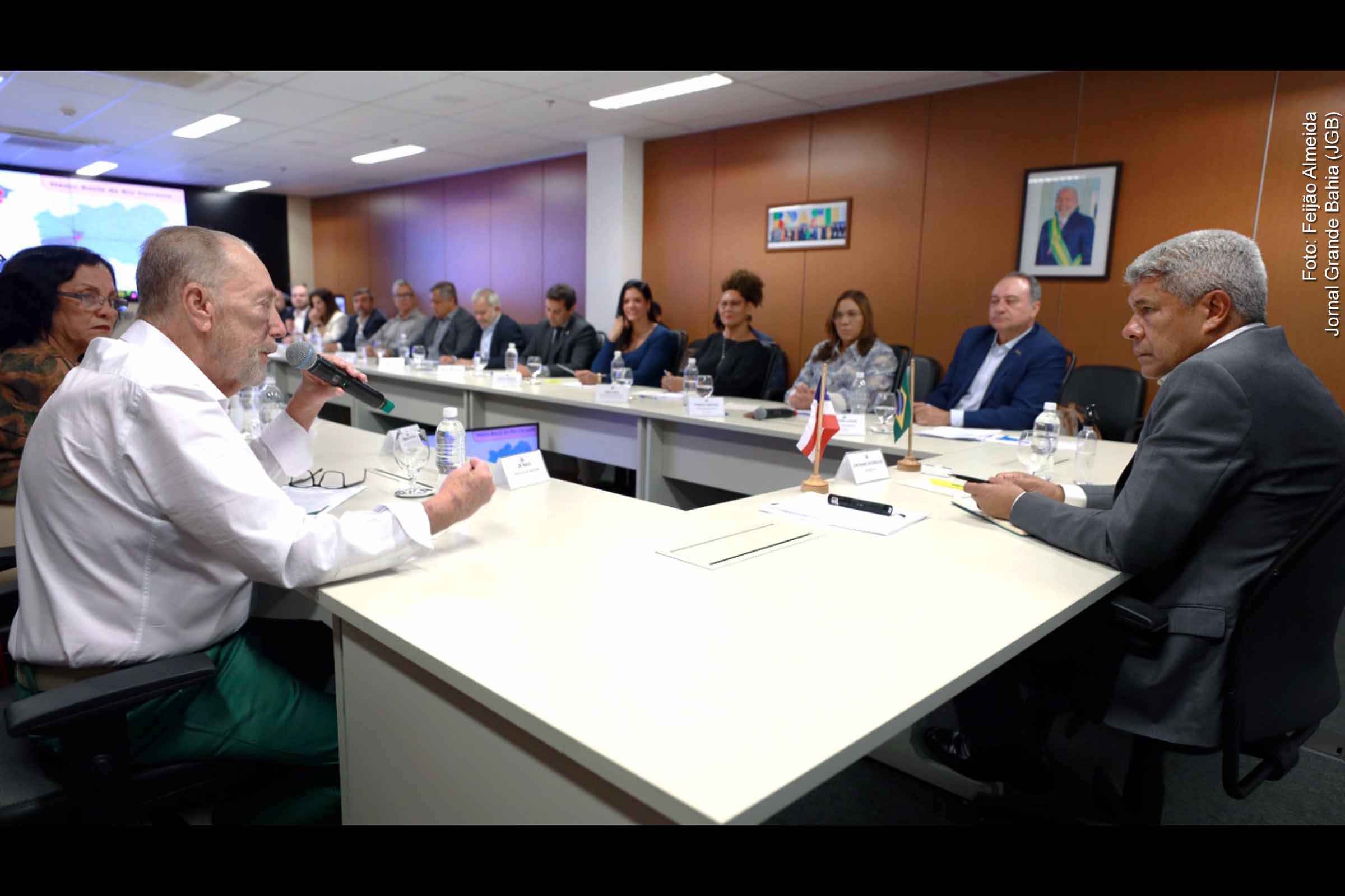 Governador Jerônimo Rodrigues entrega veículos e equipamentos à cidade de Santana e discute novas ações com o prefeito Zé Raul.