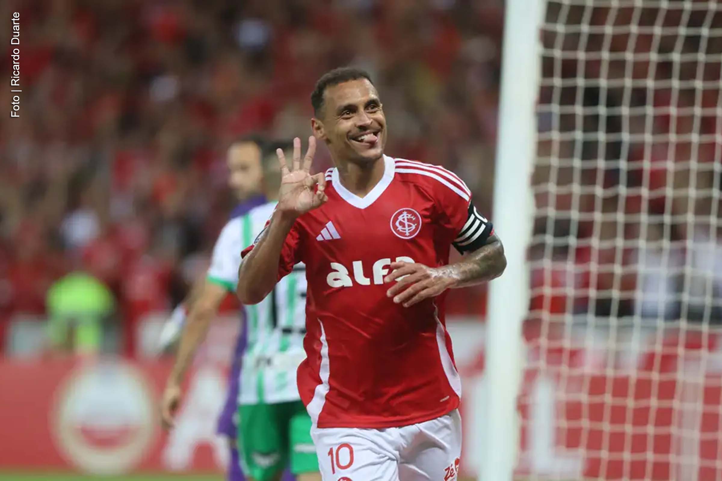 Com três gols de Alan Patrick, clube gaúcho ultrapassa o Bahia na tabela da competição continental.
