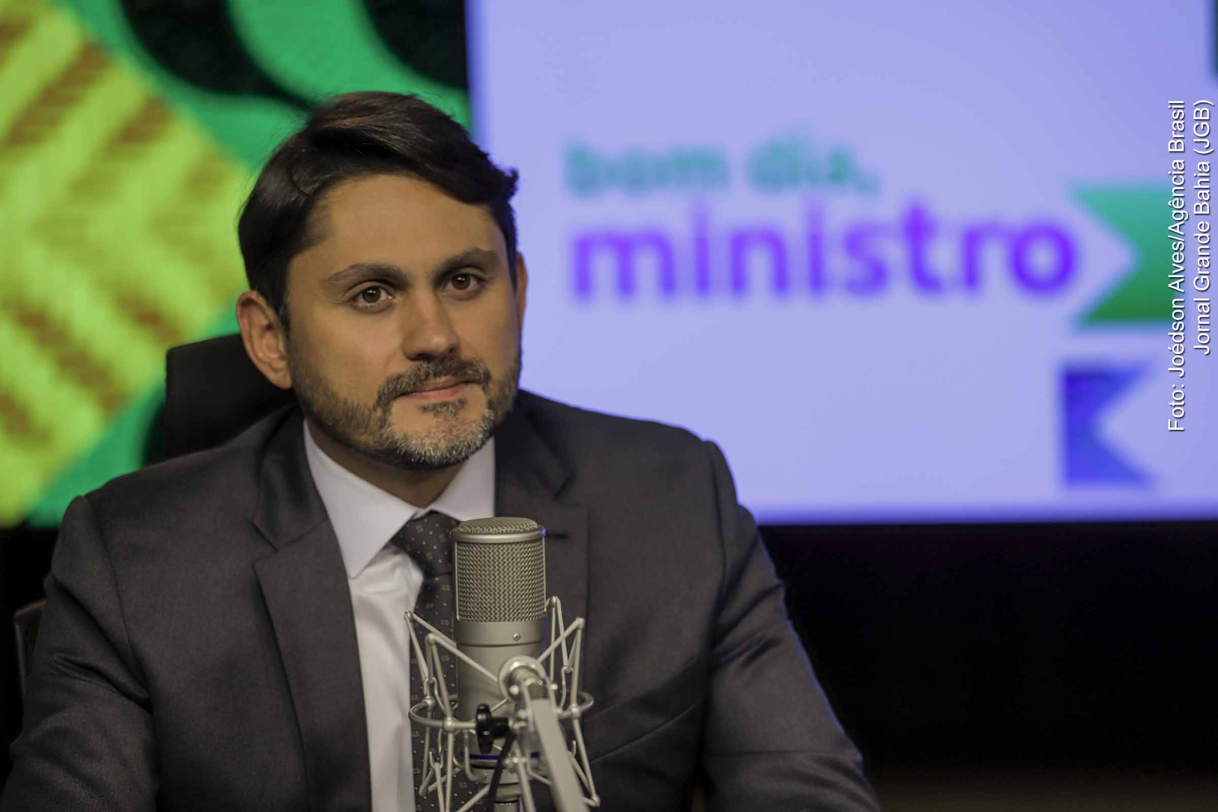 Ministro das Comunicações do governo Lula deixa o cargo após ser denunciado ao STF pela Procuradoria-Geral da República. Acusações envolvem repasses para município administrado por sua irmã e suposto uso de empresa de fachada.