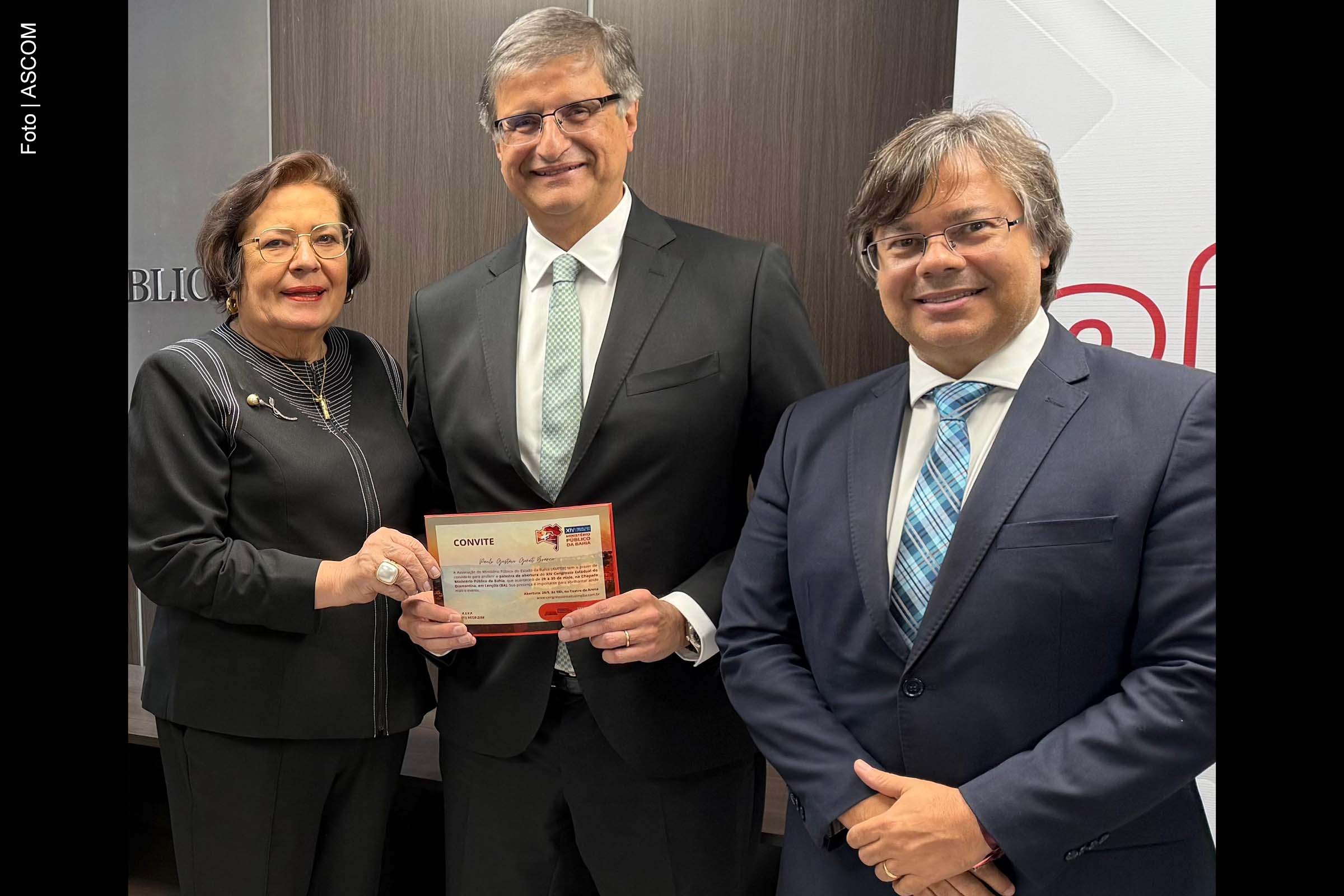 A procuradora-geral de Justiça Adjunta do MPBA, Norma Cavalcanti, ao lado do procurador-geral da República, Paulo Gonet, e o presidente da Associação do Ministério Público da Bahia, Marcelo Miranda.