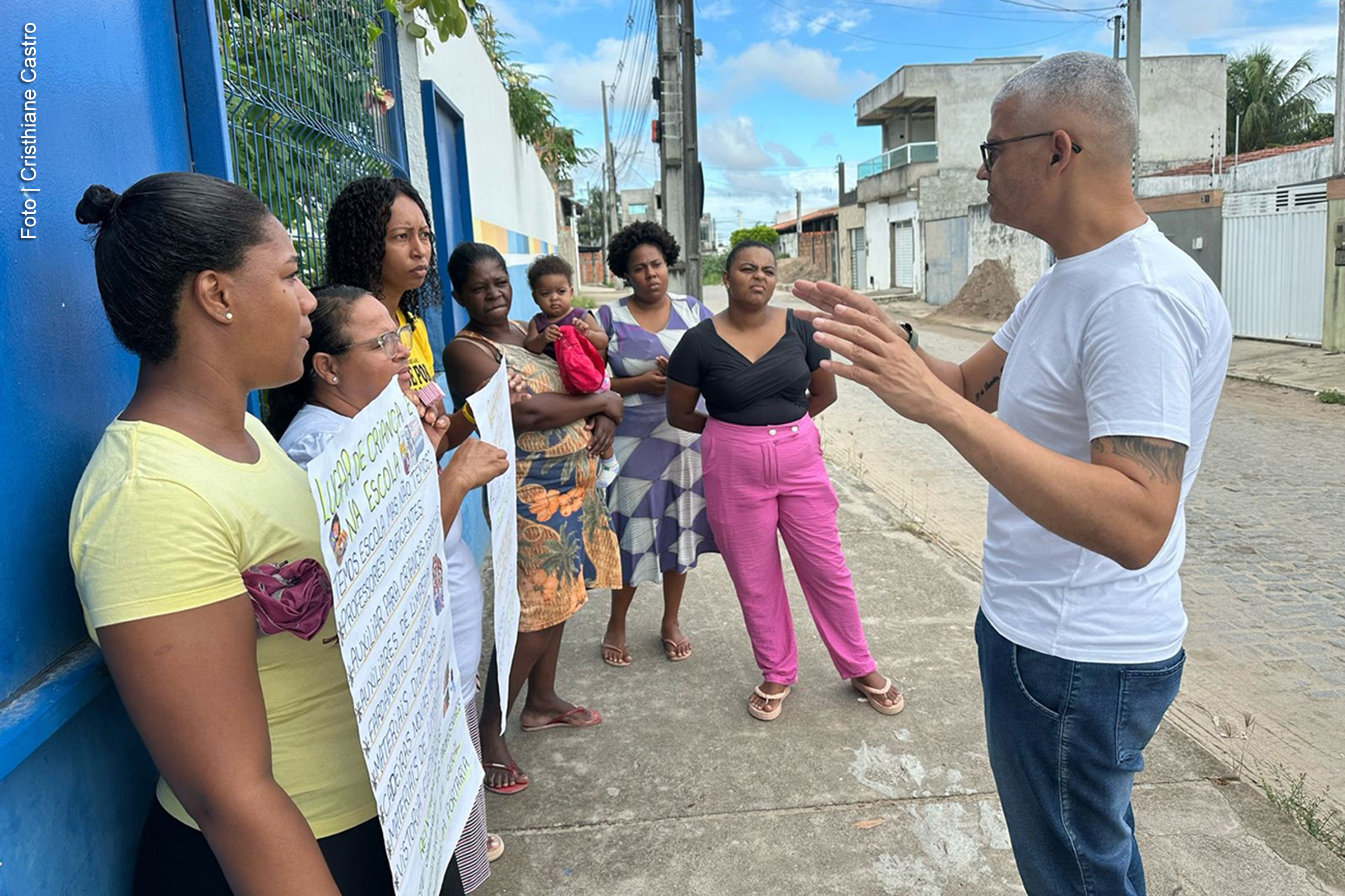 Feira de Santana: Secretário Pablo Roberto atende demandas de mães de alunos da Escola Antônio Carlos Coelho