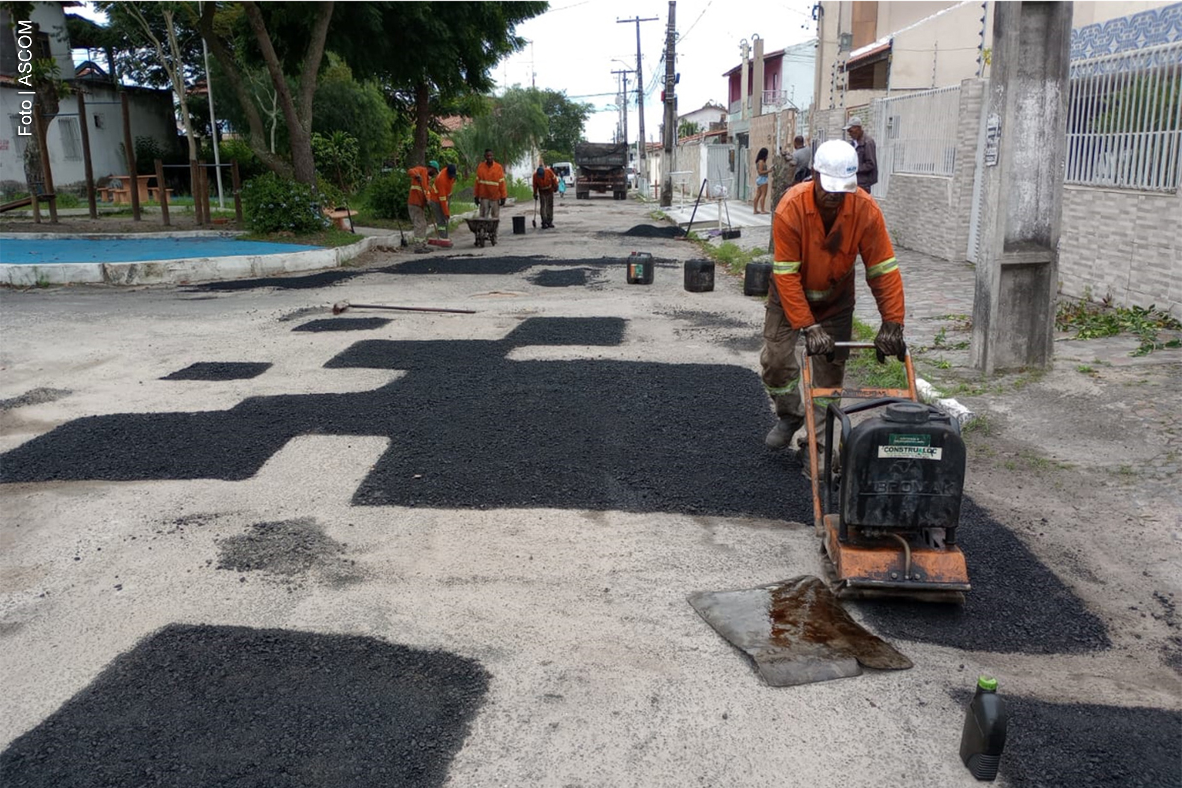 Equipes realizam reparos em vias com asfalto e paralelepípedo em diferentes bairros da cidade.
