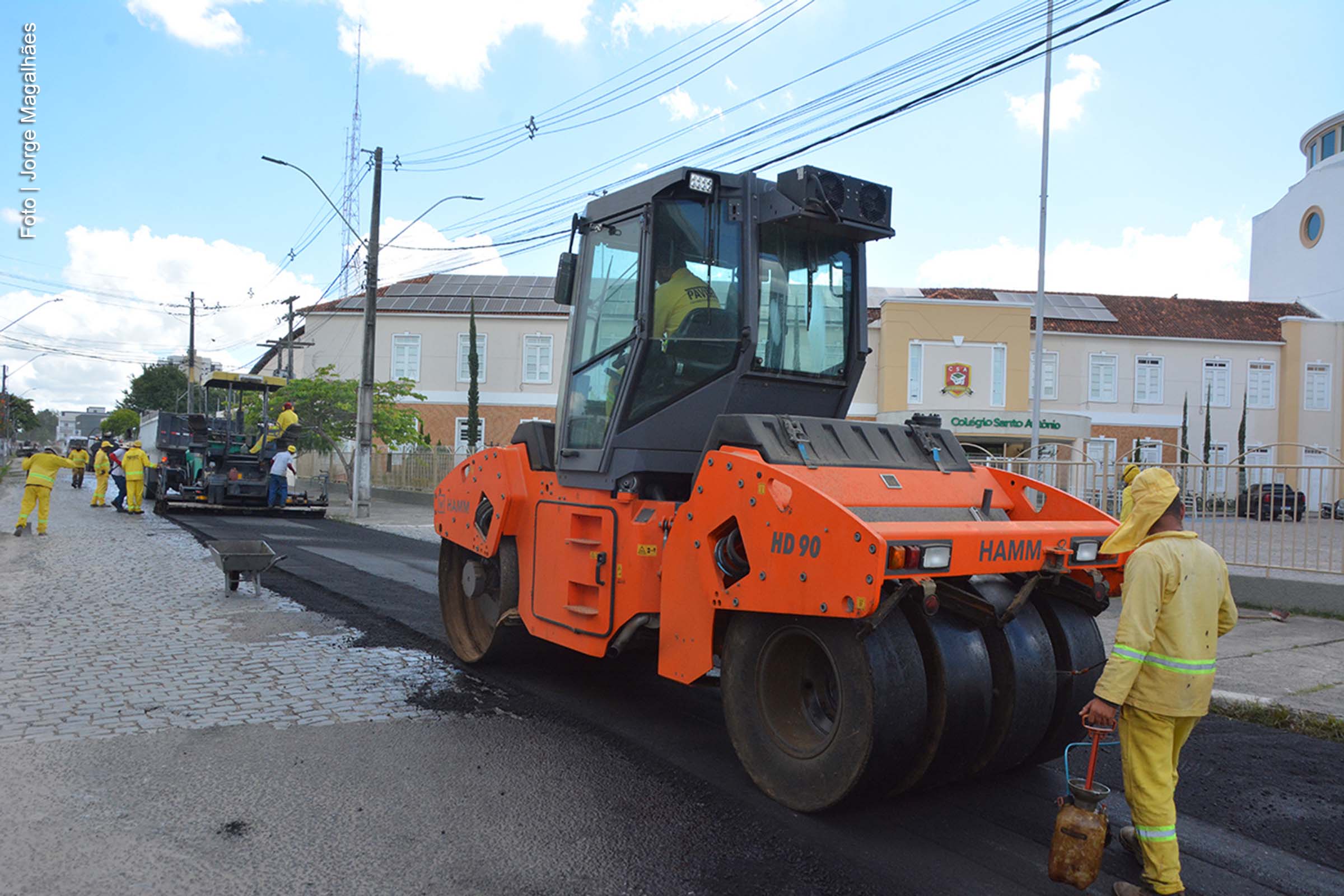 Intervenções incluem recuperação asfáltica, pavimentação em paralelepípedo e melhorias na drenagem urbana.