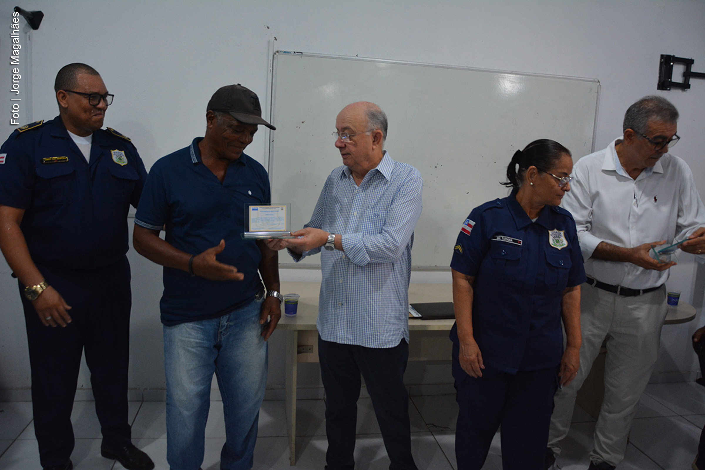 Prefeito José Ronaldo visita base da Guarda Municipal e homenageia aposentados em Feira de Santana