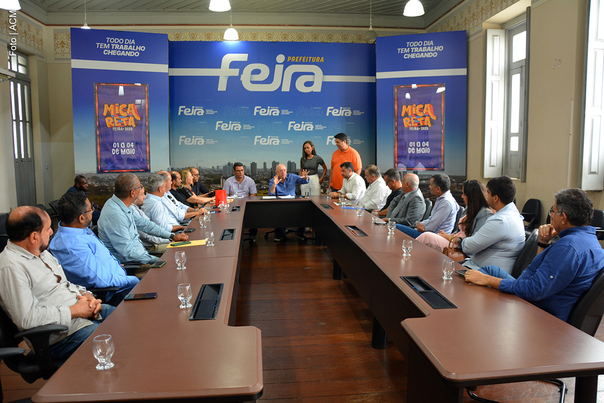 Reunião com representantes do setor comercial ocorreu na manhã de terça-feira (08/04/2025), no Paço Municipal.