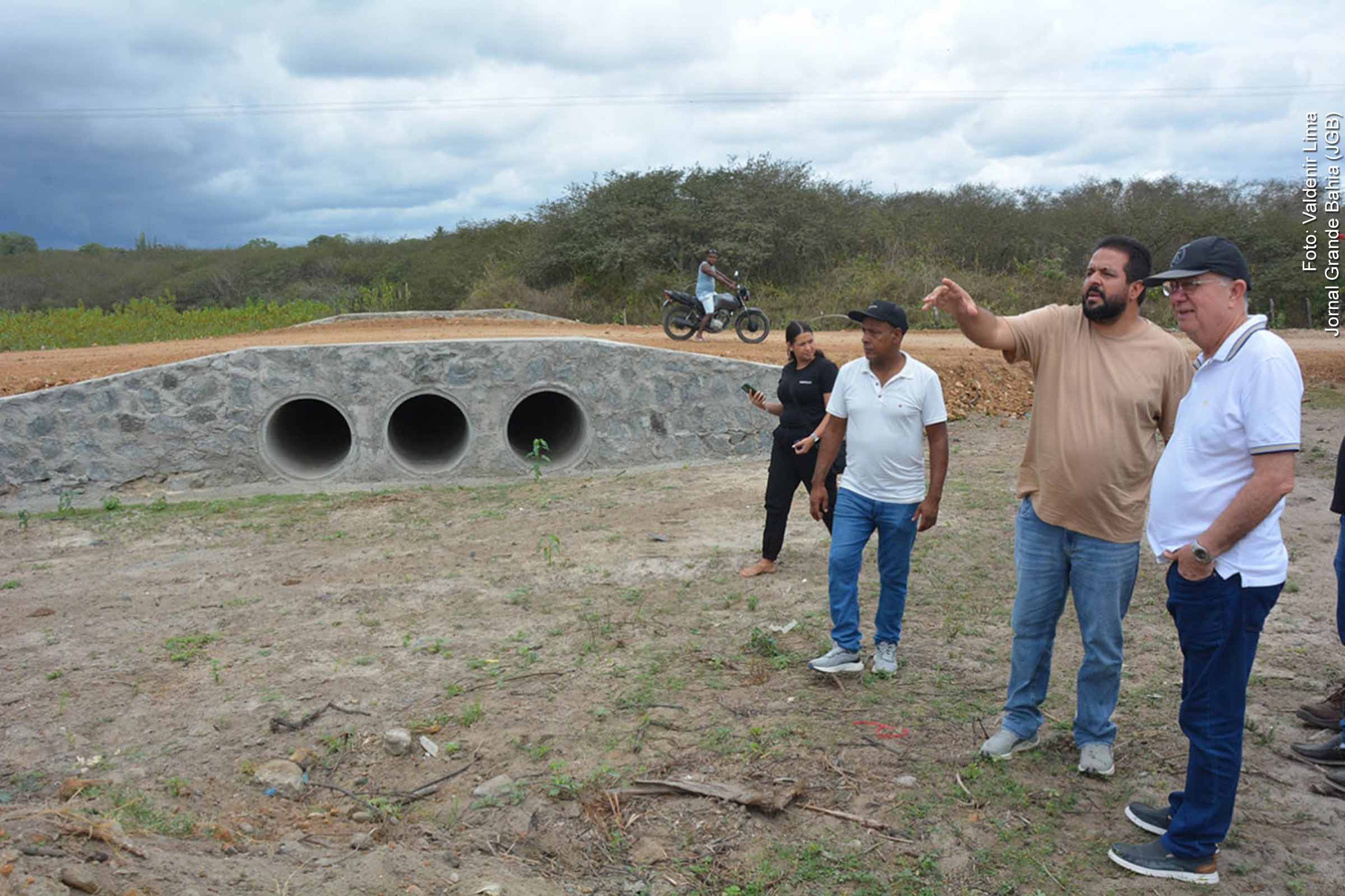Estruturas foram construídas para facilitar o escoamento da Lagoa Grande em direção ao rio Pojuca e garantir mobilidade em períodos chuvosos. Visita integra ações de infraestrutura hídrica e mobilidade rural promovidas pela Prefeitura de Feira de Santana.