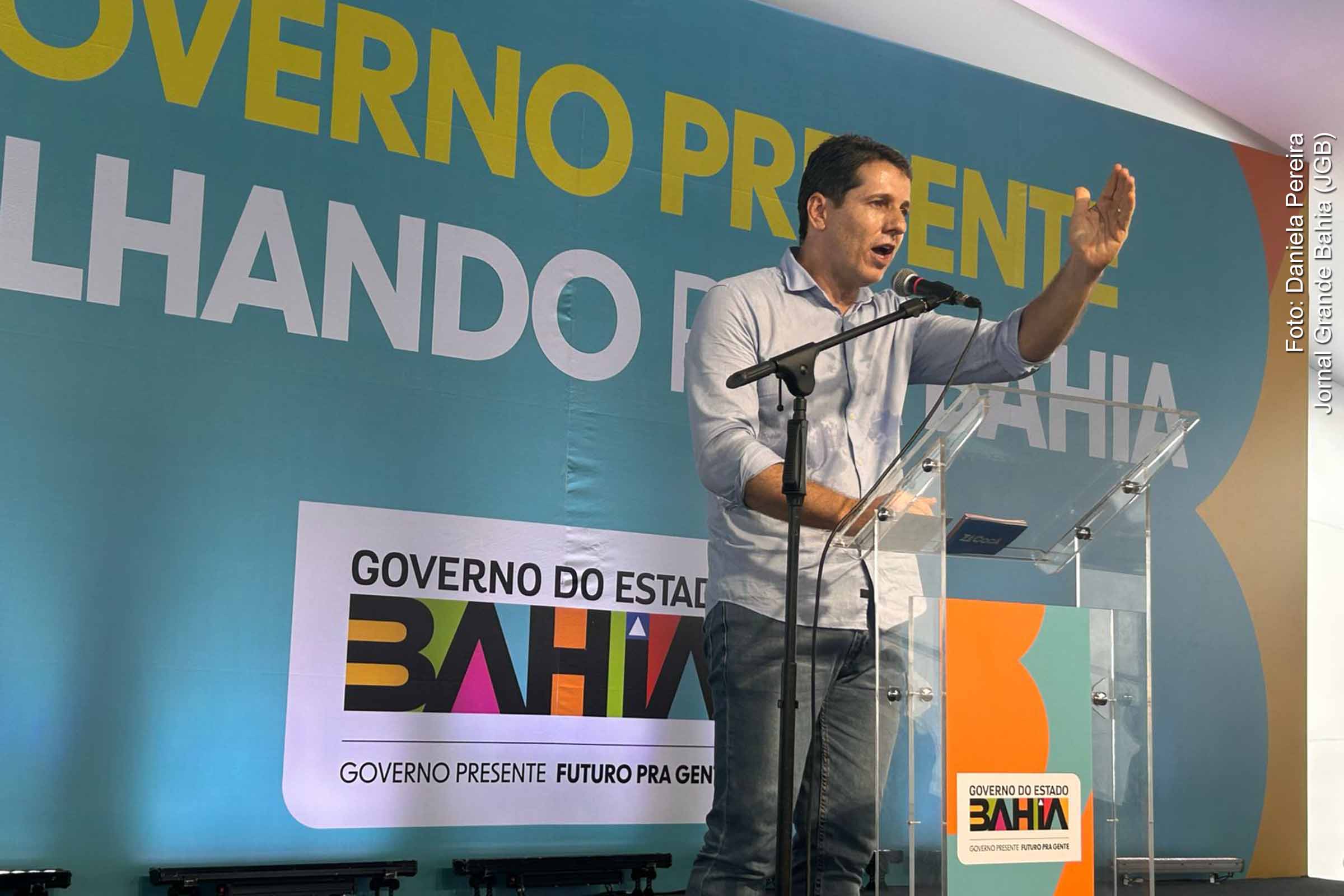 Prefeito Zé Cocá defende parceria com Jerônimo Rodrigues durante entrega de obras em Jequié. Ações incluem colégio integral e habitação popular. Discurso sugere possível aproximação política.