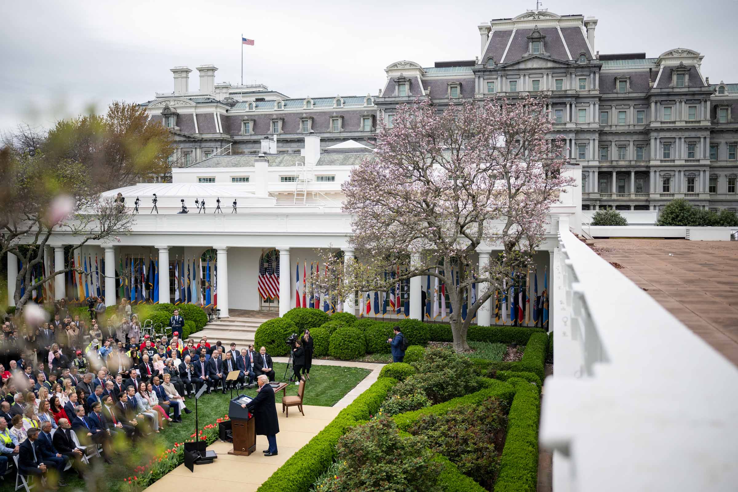 Tarifas dos EUA sobem para 57 países e aprofundam crise econômica global; Presidente Donald Trump aprofunda protecionismo