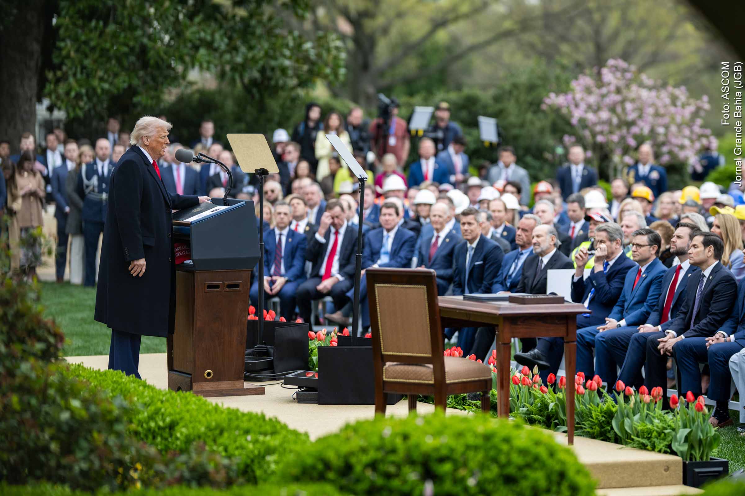 Presidente Donald Trump durante anúncio sobre novas tarifas de importação, na Casa Branca, em Washington, D.C., em 02/04/2025. Confederação Nacional da Indústria articula missão empresarial para Washington em maio e propõe análise técnica das medidas adotadas pelo governo norte-americano.