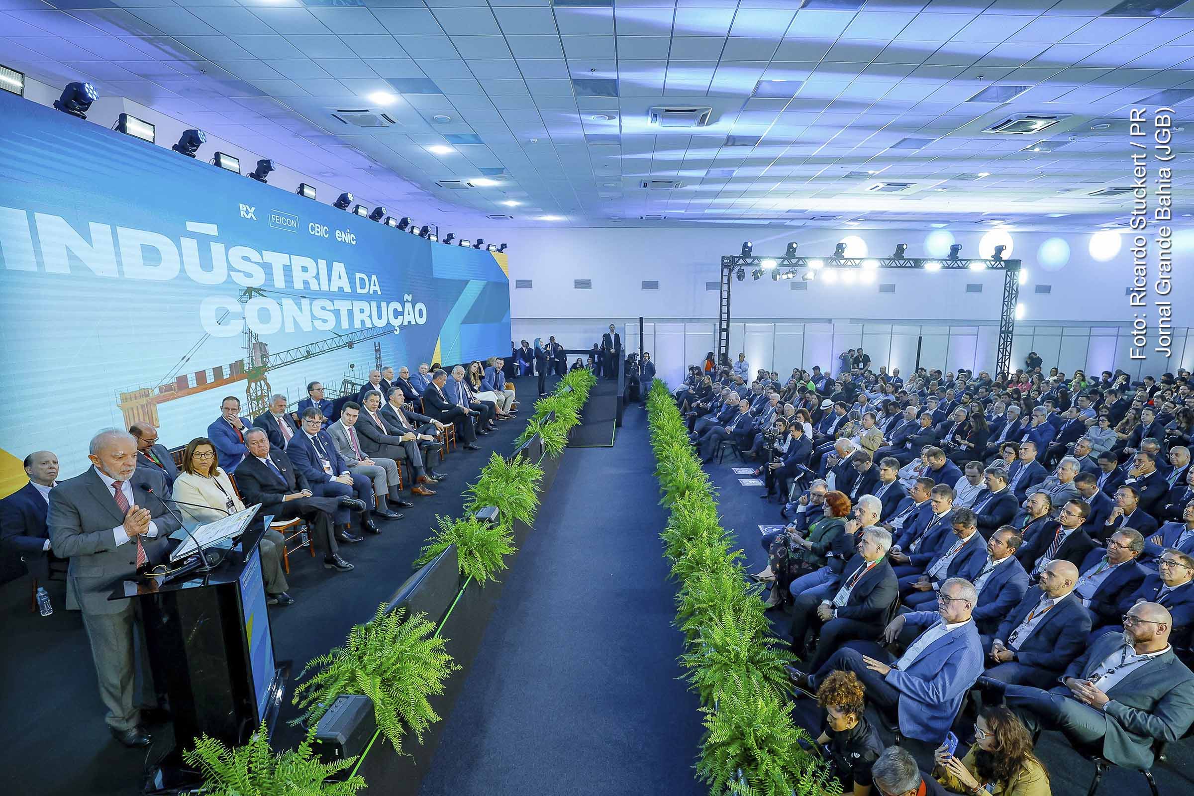 Presidente Lula propõe criação de fundos alternativos para enfrentar o déficit habitacional, que atinge 7 milhões de moradias.
