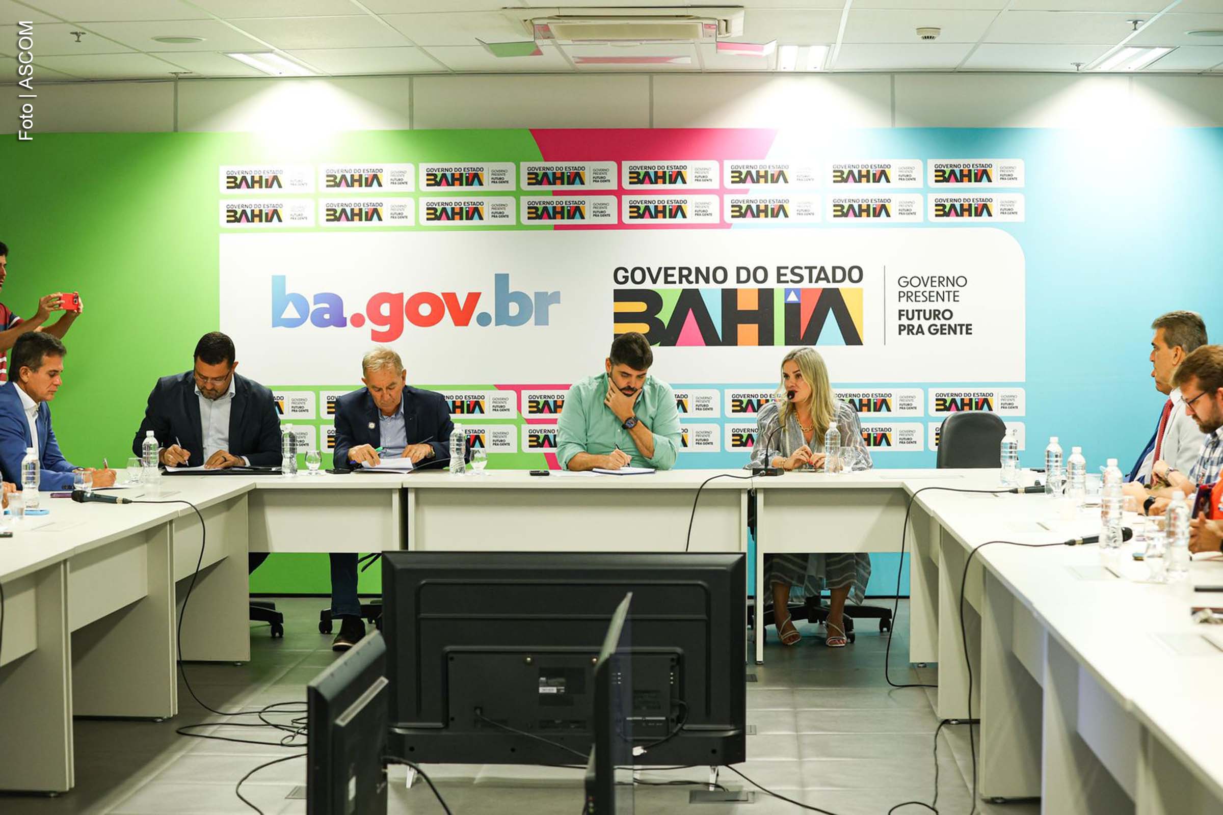 Parlamentares e representantes do governo debatem medidas emergenciais para minimizar os impactos da estiagem prolongada no estado.