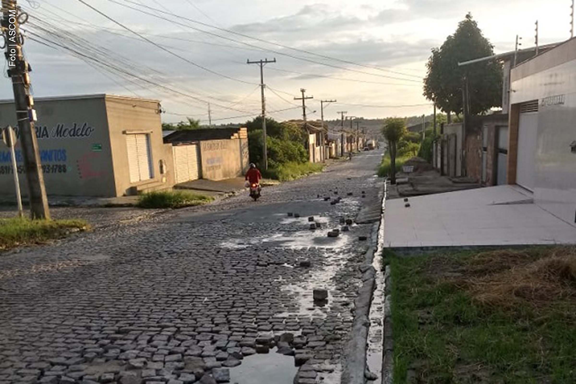 O vereador Lulinha da Gente solicita ao Governo Municipal o patrolamento de vias em comunidades do bairro Conceição e melhorias na rua da praça de Jaíba.