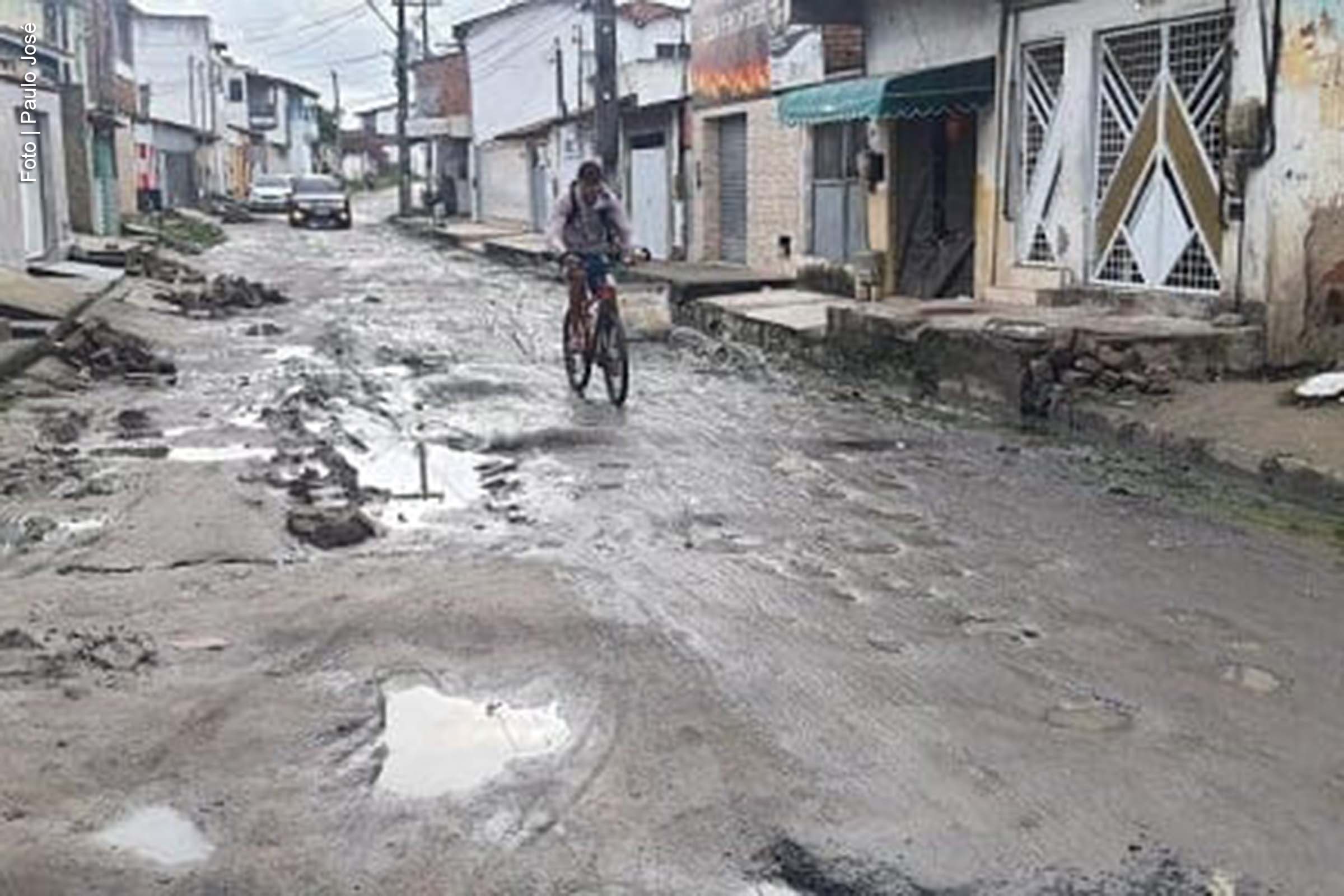 Vereadores denunciam falhas no sistema de esgotamento sanitário em diversos bairros de Feira de Santana e cobram providências da Embasa.