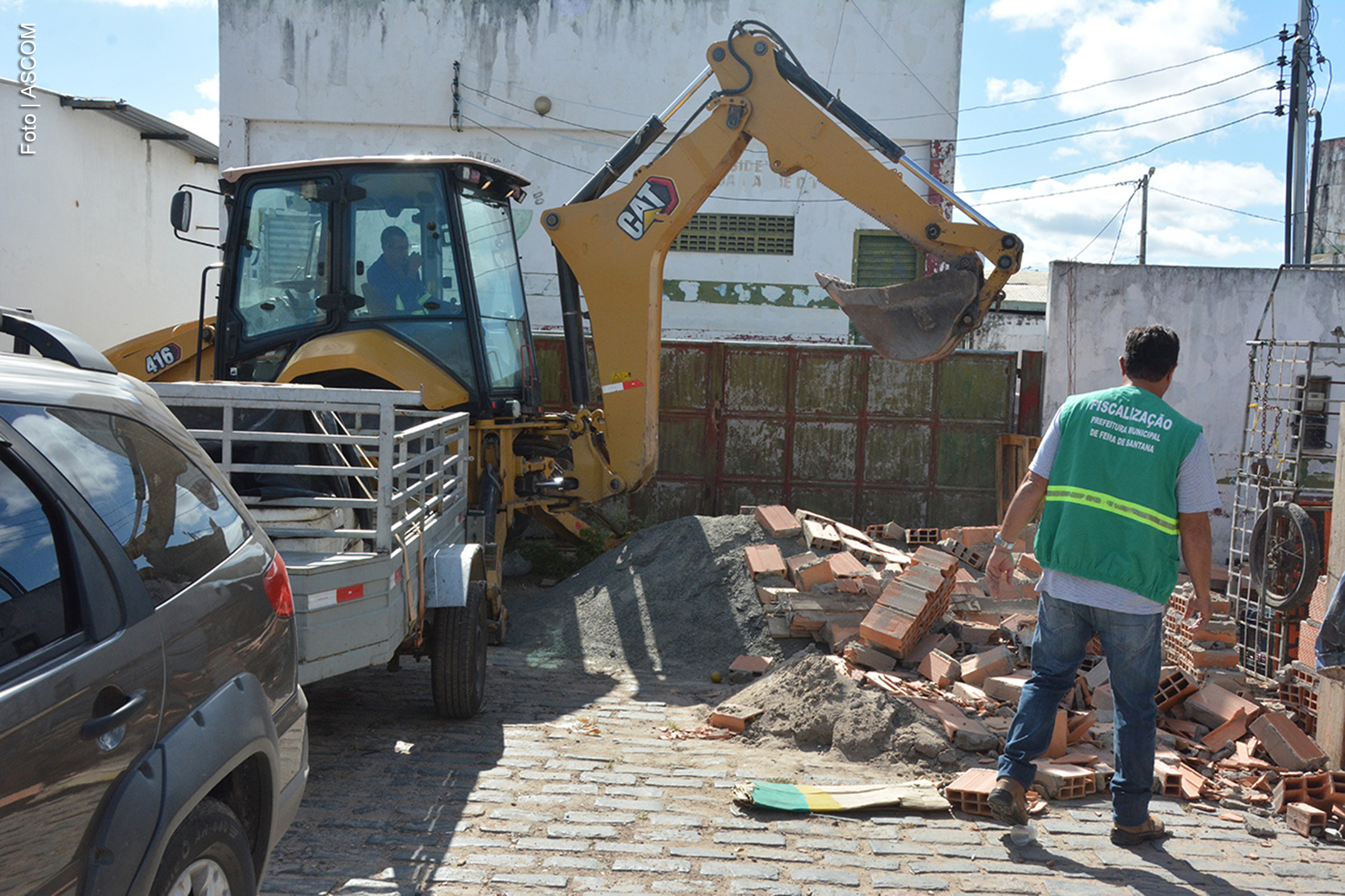 SEDUR de Feira de Santana realiza demolição de construção irregular na feira-livre do Bairro Cidade Nova