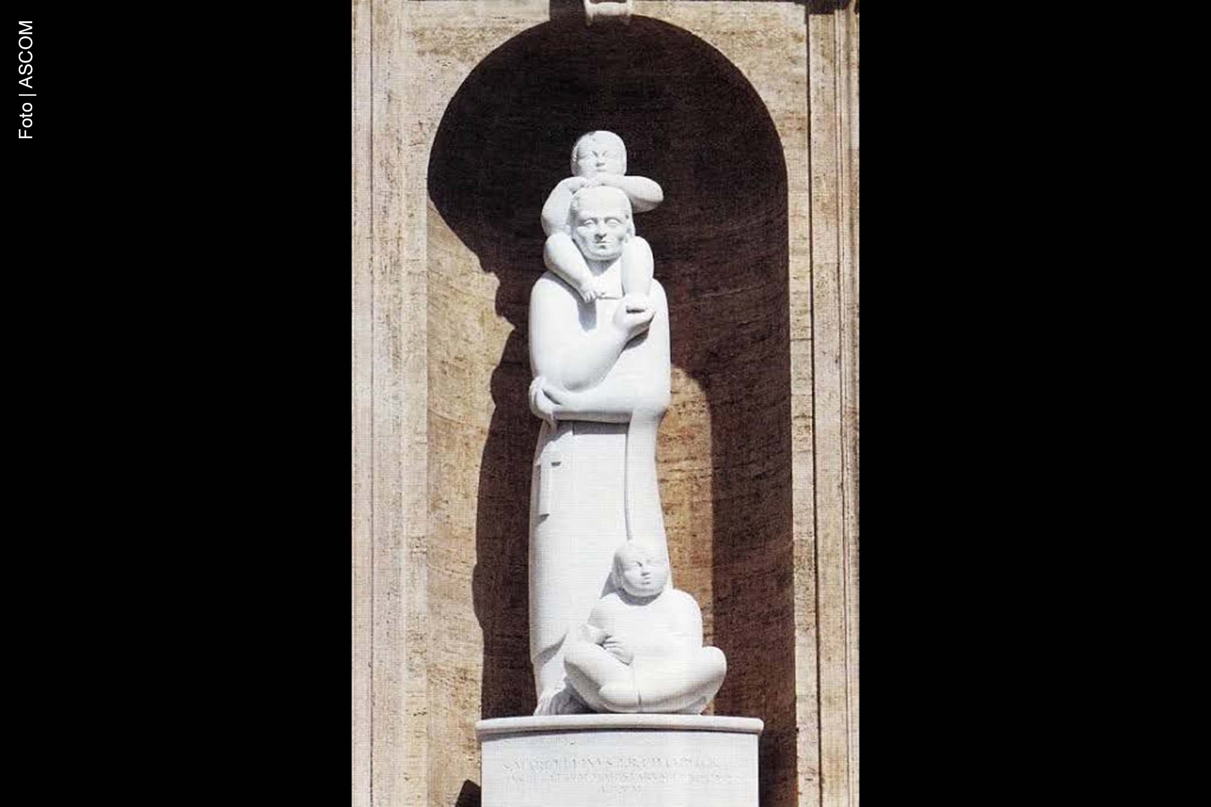 Canonização ocorreu no dia 18 de abril de 1999, na Praça São Pedro, no Vaticano.