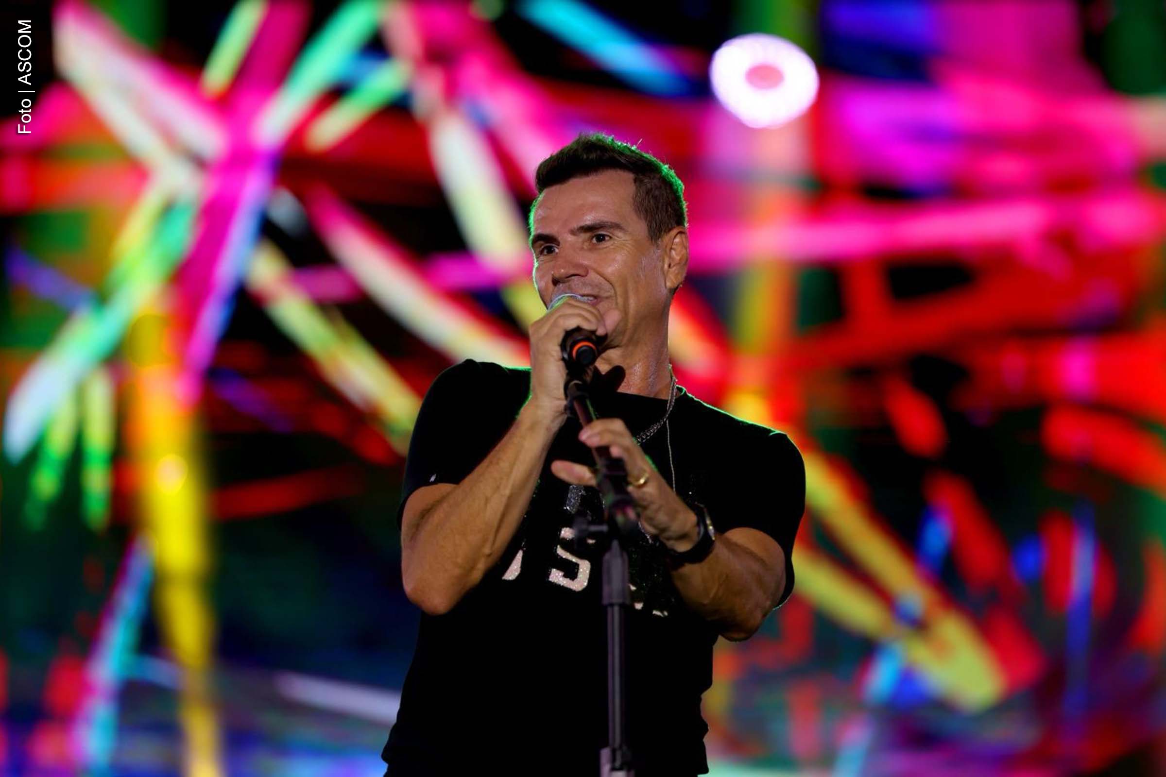 Cantor baiano retorna aos trios com repertório de clássicos do axé e nova música autoral.