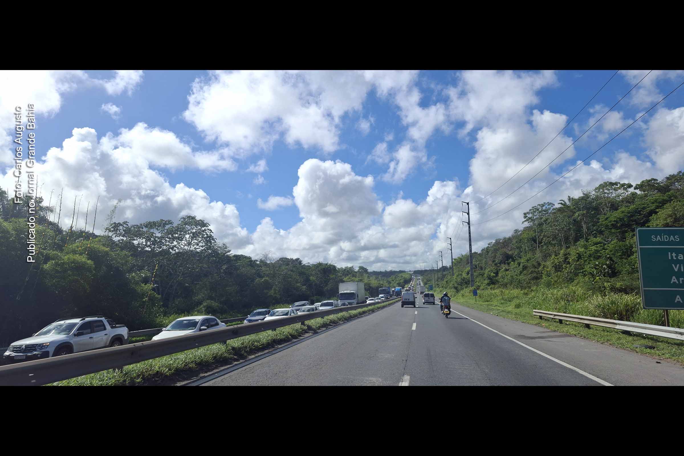 O ministro Renan Filho criticou a concessão da ViaBahia e apontou falhas históricas dos governos petistas na fiscalização do contrato firmado em 2009. O governo federal prevê R$ 10 bilhões em investimentos e novo leilão ainda em 2025. O contrato com a ViaBahia foi encerrado mediante acordo com pagamento de R$ 892 milhões, encerrando disputas judiciais bilionárias.