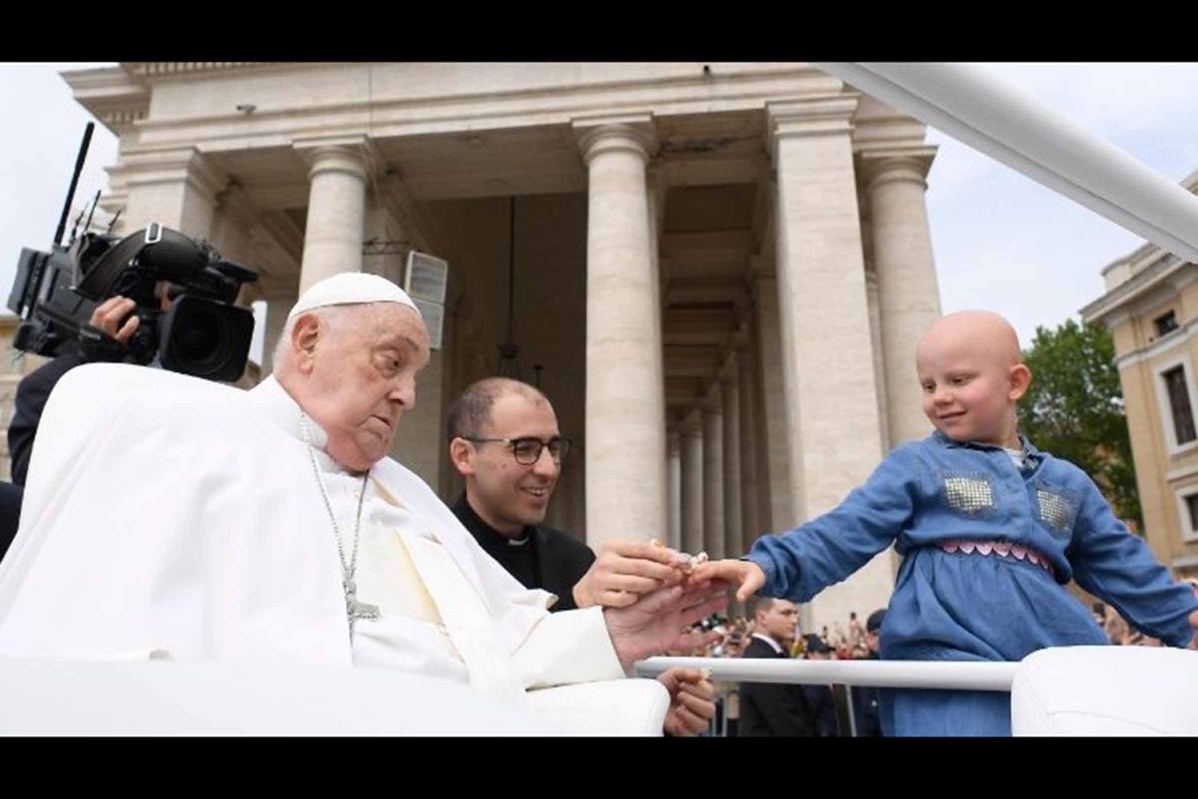 Última passagem com o Papamóvel de Francisco na Praça São Pedro, após a Urbi et Orbi de ontem, 20 de abril de 2025, Domingo de Páscoa.