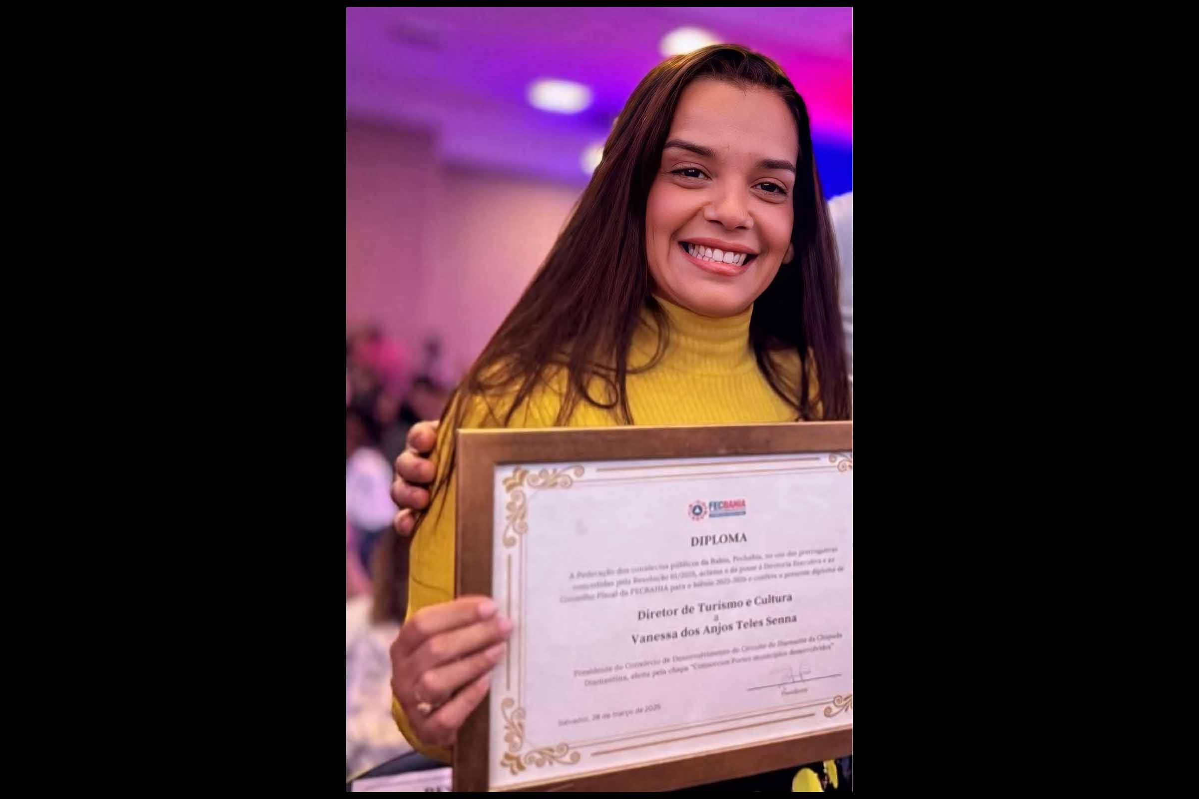 Vanessa Senna (PSD), prefeita reeleita de Lençóis, possui trajetória marcada por articulação regional e experiência em instituições legislativas e executivas. Sua gestão municipal tem priorizado o desenvolvimento da cidade com foco em educação, saúde, infraestrutura e turismo sustentável. Com forte vínculo com a Chapada Diamantina, sua atuação política tem como base o diálogo com lideranças e a defesa dos interesses da população local.