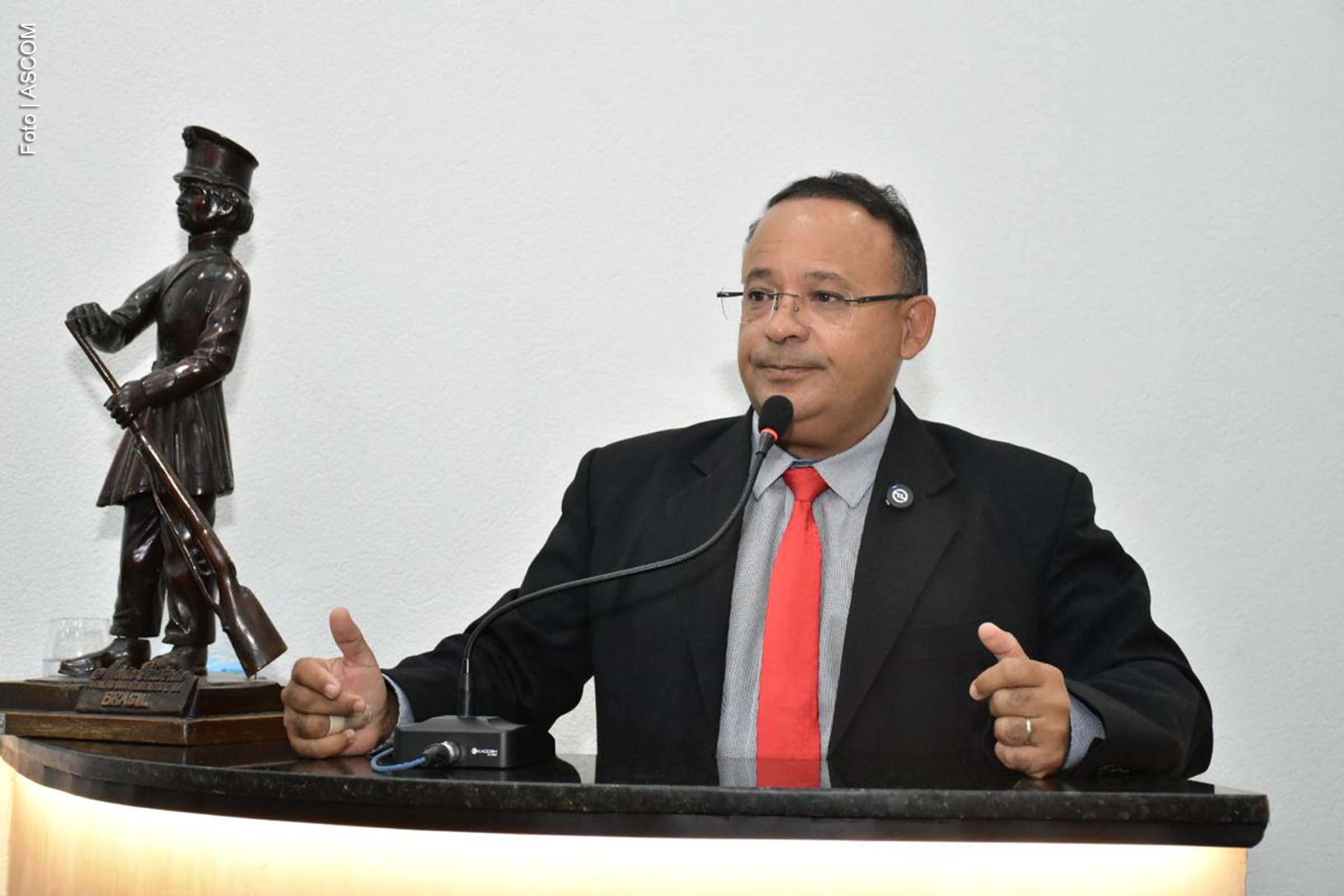 Vereador Ivamberg destaca direito adquirido e questiona possíveis mudanças na carga horária dos docentes.