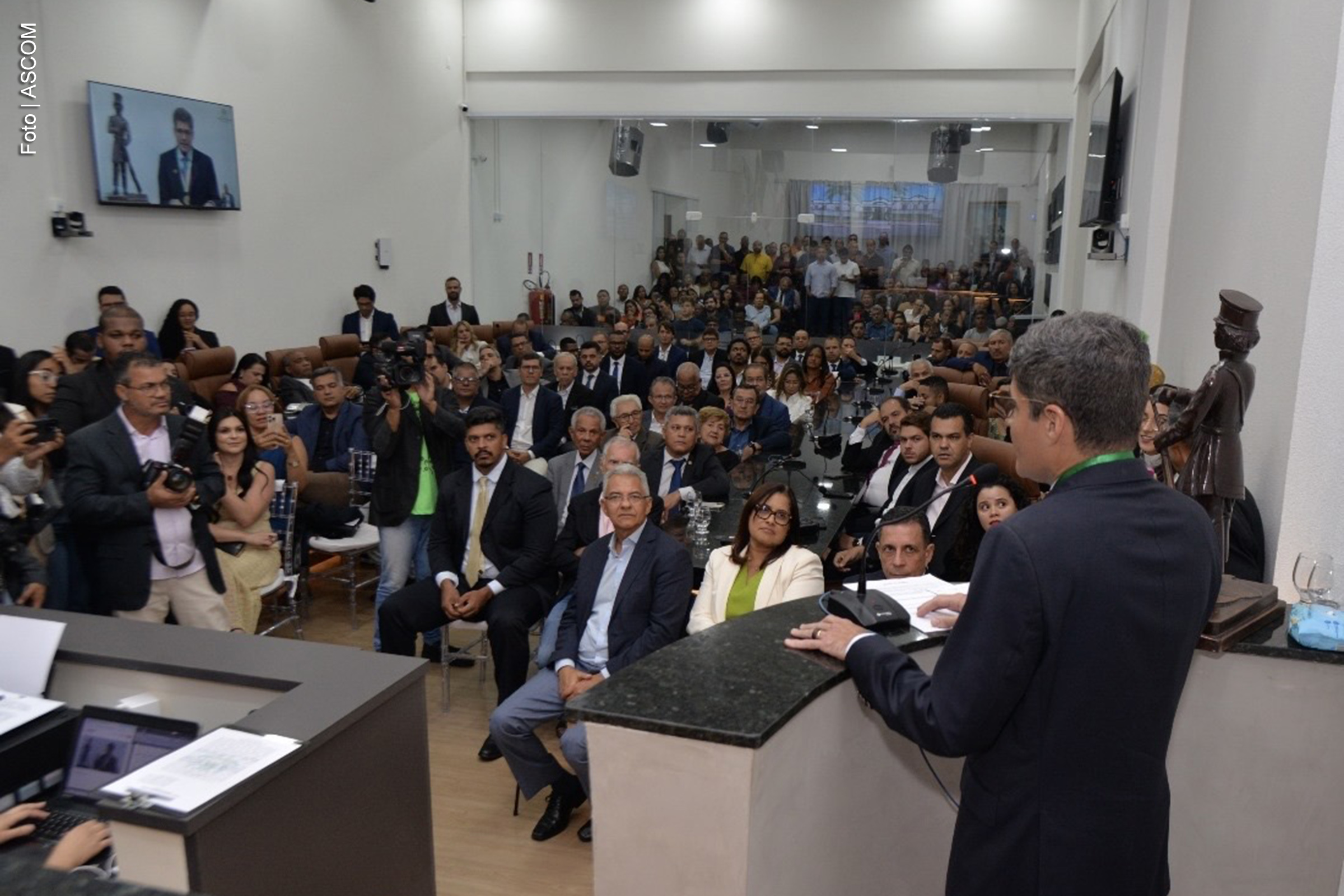 Ex-prefeito de Salvador é condecorado com o Título de Cidadão Feirense e a Comenda Maria Quitéria durante sessão solene na quinta-feira (08/05/2025).