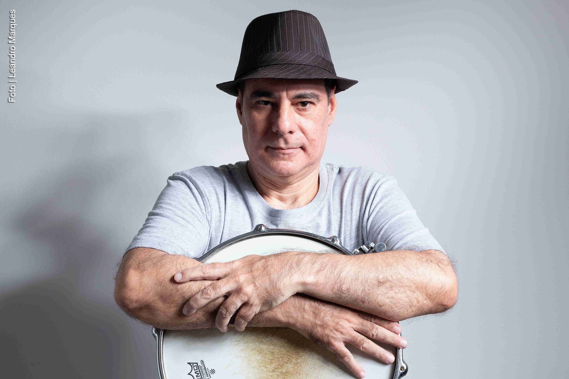 Filho da escritora lança filme com imagens geradas por Inteligência Artificial e single inspirado na paixão musical da mãe.