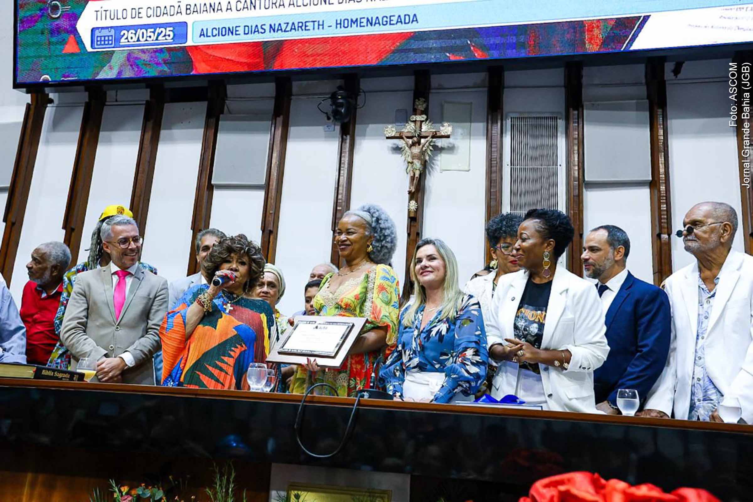 Alcione recebe Título de Cidadã Baiana em solenidade na ALBA nesta segunda-feira (26/05/2025). A homenagem reconhece sua trajetória na música popular brasileira e sua relação com a cultura afro-baiana. Evento contou com presença de artistas, parlamentares e autoridades do Estado.