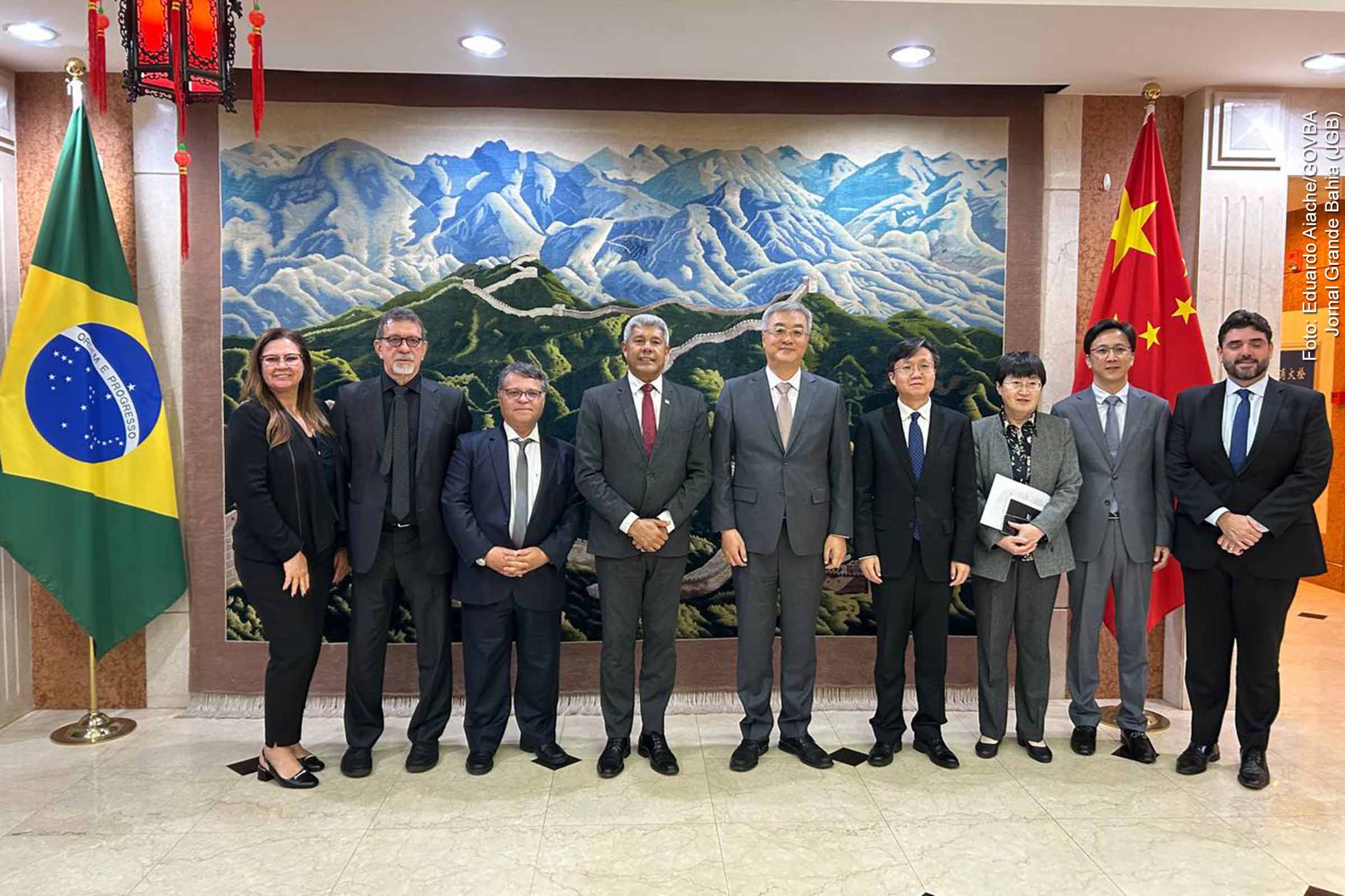 Durante agenda oficial em Brasília nesta terça-feira (27/05/2025), o governador Jerônimo Rodrigues reuniu-se com ministros e autoridades internacionais para tratar de pautas prioritárias para a Bahia, incluindo geração de empregos, alfabetização, obras de infraestrutura e cooperação com a China. A visita foi marcada por articulações estratégicas e pelo recebimento da Grã-Cruz da Ordem de Rio Branco, concedida pelo governo federal.