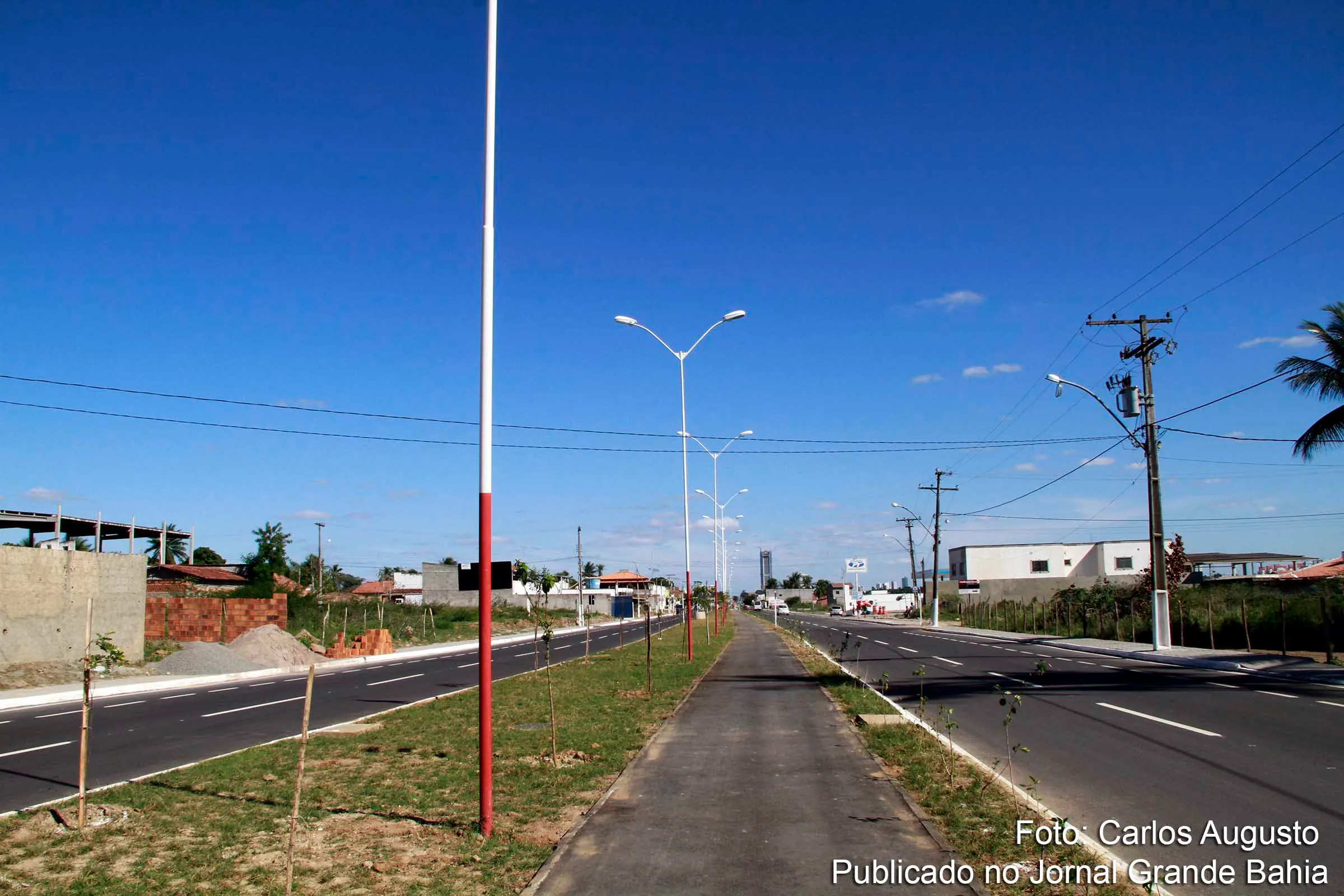 Parlamentares cobram conclusão de serviços de infraestrutura e melhorias em diversos bairros da cidade.