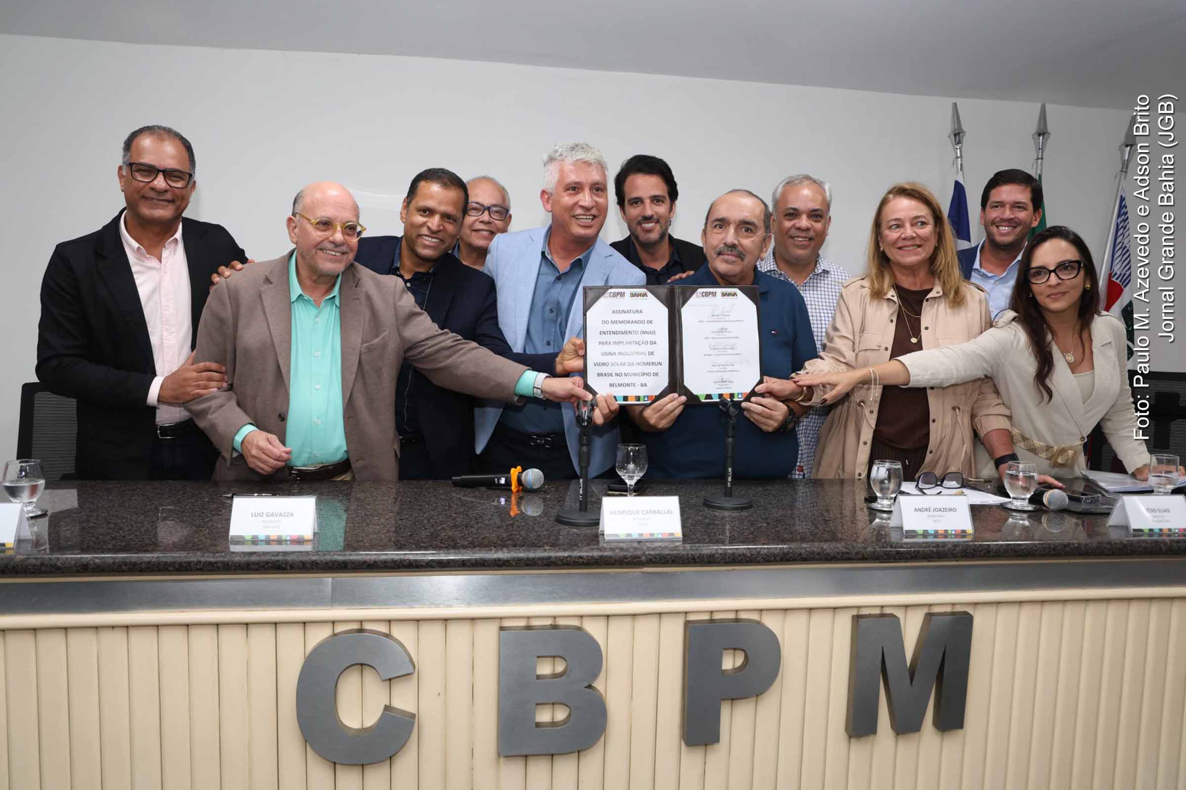 A Bahia avança na consolidação de sua posição como líder em transição energética com a assinatura de um Memorando de Entendimentos para implantação da primeira fábrica de vidro solar fora da China. O empreendimento será instalado em Belmonte e contará com investimento de R$ 1,8 bilhão. A iniciativa contempla tecnologia de ponta, sustentabilidade ambiental, verticalização produtiva e geração de empregos, com impacto direto na economia local e na indústria nacional de energia renovável.