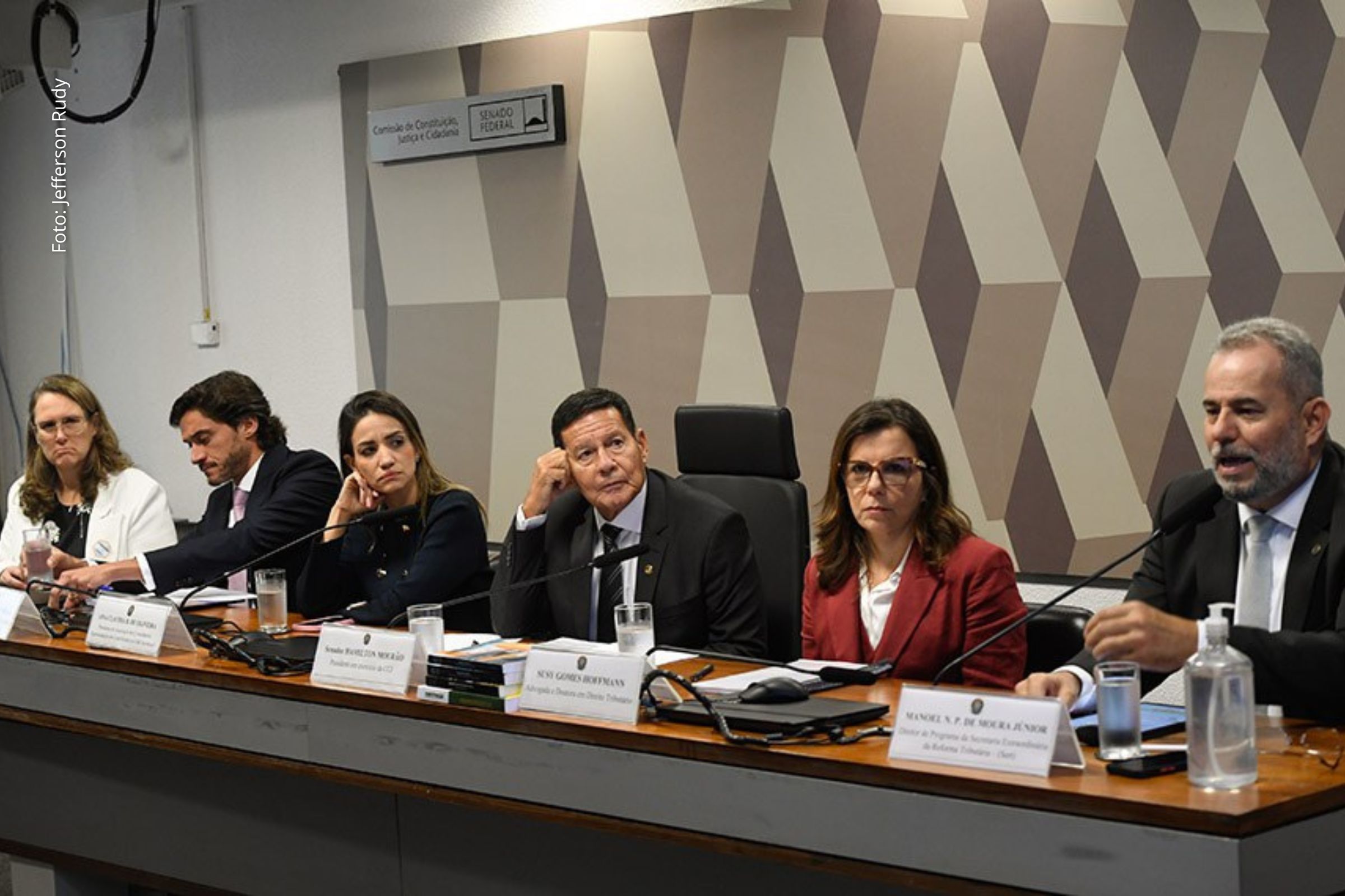 Debates tratam da transição para o Imposto sobre Bens e Serviços (IBS) e das mudanças em tributos locais.