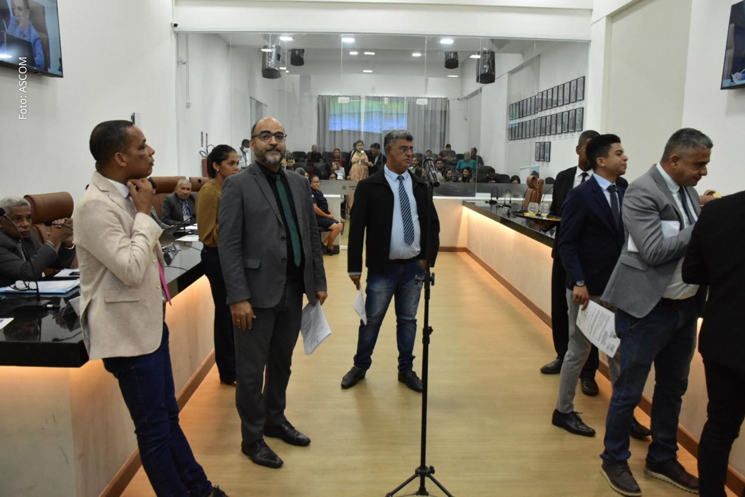 Vereadores solicitam substituição de poste e informações técnicas sobre saneamento e fiscalização.