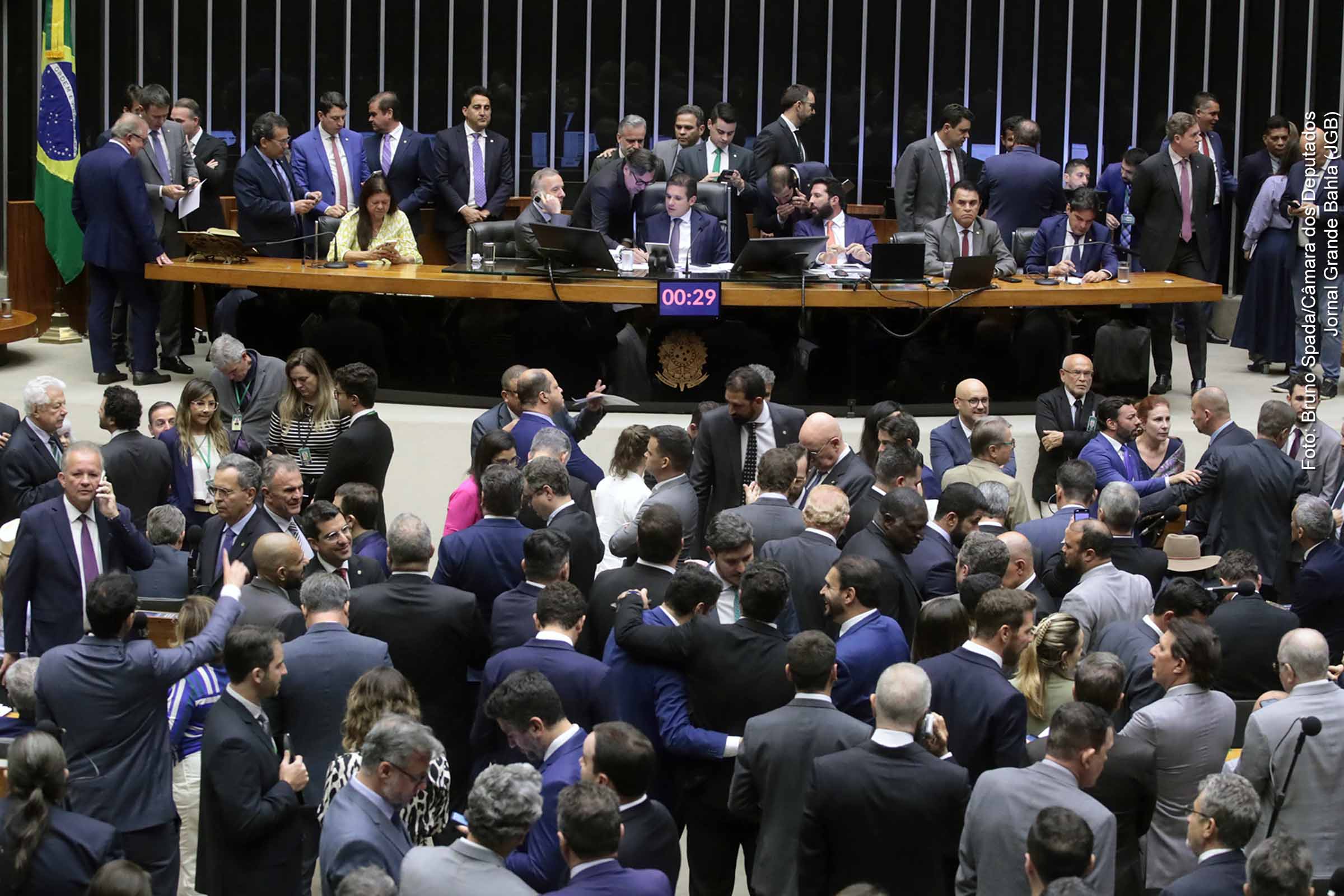 Legislativo aprova aumento de cadeiras para nove estados sem retirar vagas de unidades federativas que perderiam representantes com base no Censo de 2022.