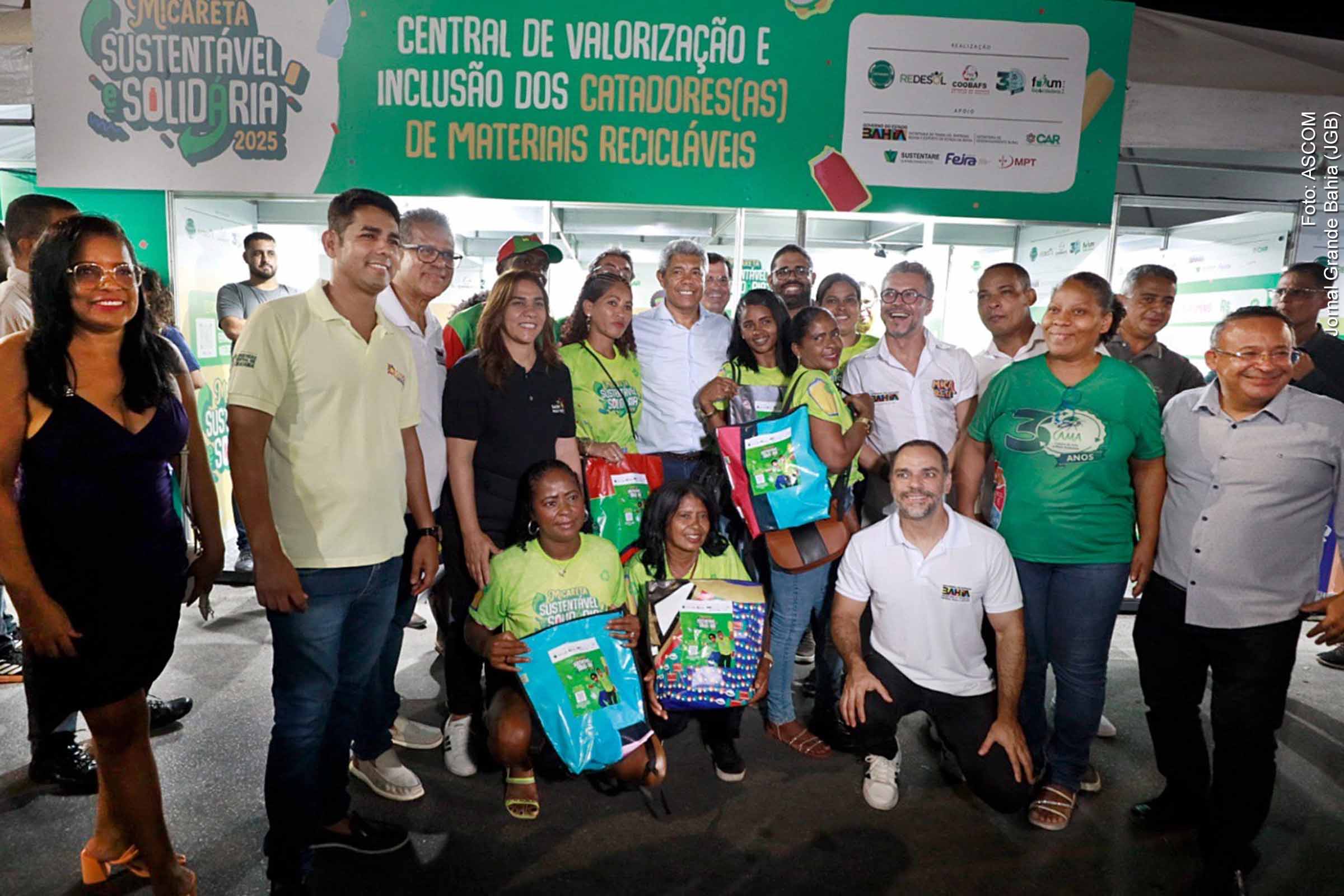 O Governo da Bahia lançou, nesta quarta-feira (30/04/2025), o projeto EcoFolia Solidária na Micareta de Feira de Santana, garantindo apoio a 130 catadores de materiais recicláveis com kits de proteção, estrutura de triagem e pagamento imediato. A ação promove inclusão socioeconômica, geração de renda e sustentabilidade ambiental, com expectativa de recolher até 20 toneladas de recicláveis durante os quatro dias de festa.