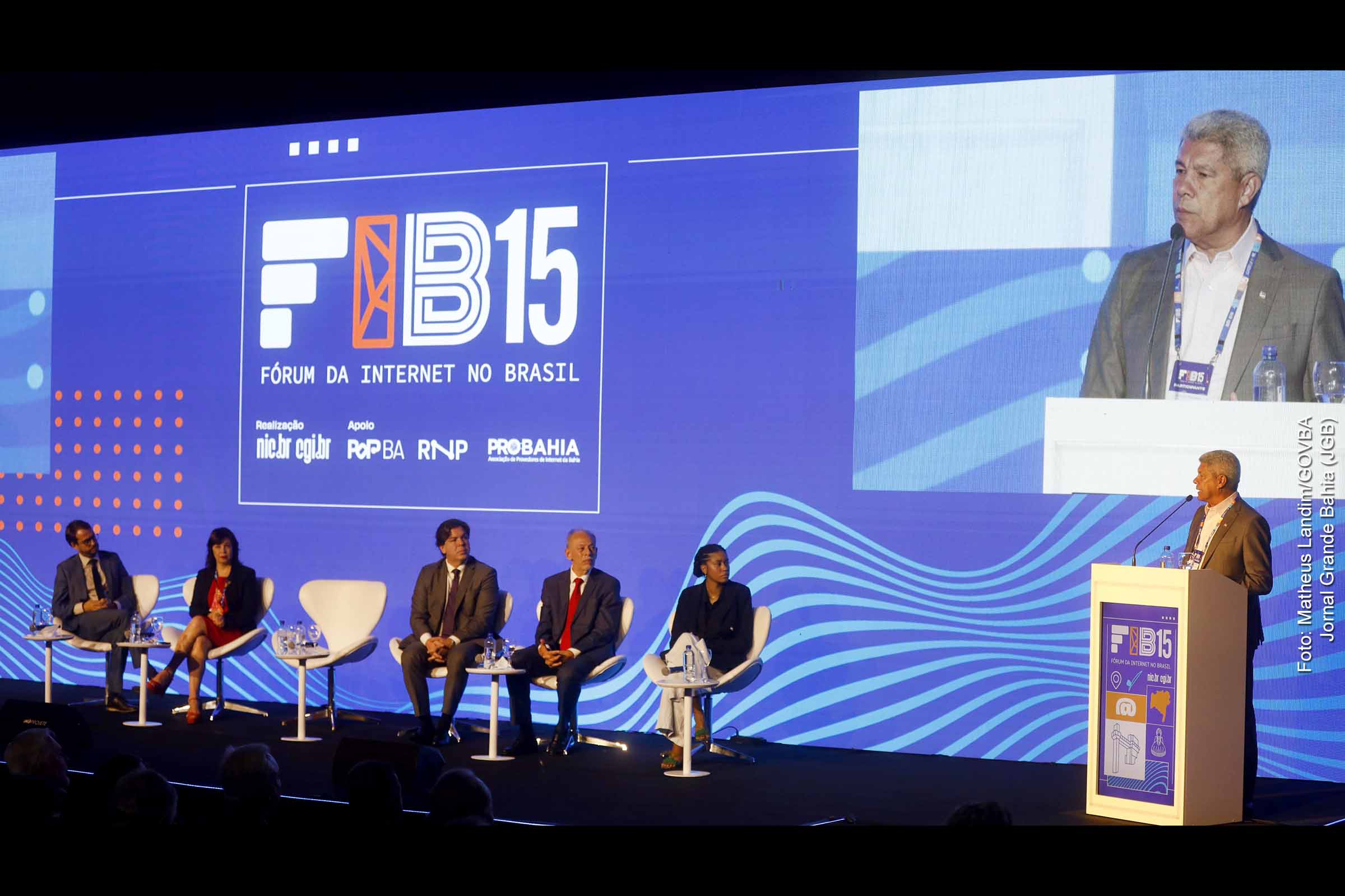 O 15º Fórum da Internet no Brasil, realizado em Salvador entre os dias 26 e 30 de maio, reúne mais de mil participantes para debater ética digital, inteligência artificial, inclusão e segurança online. O governador Jerônimo Rodrigues destacou o protagonismo da Bahia em políticas de conectividade e combate à desinformação, enquanto o Governo Federal anunciou investimentos em internet nas escolas. A Bahia também sediará incubadora voltada ao jornalismo negro e periférico.