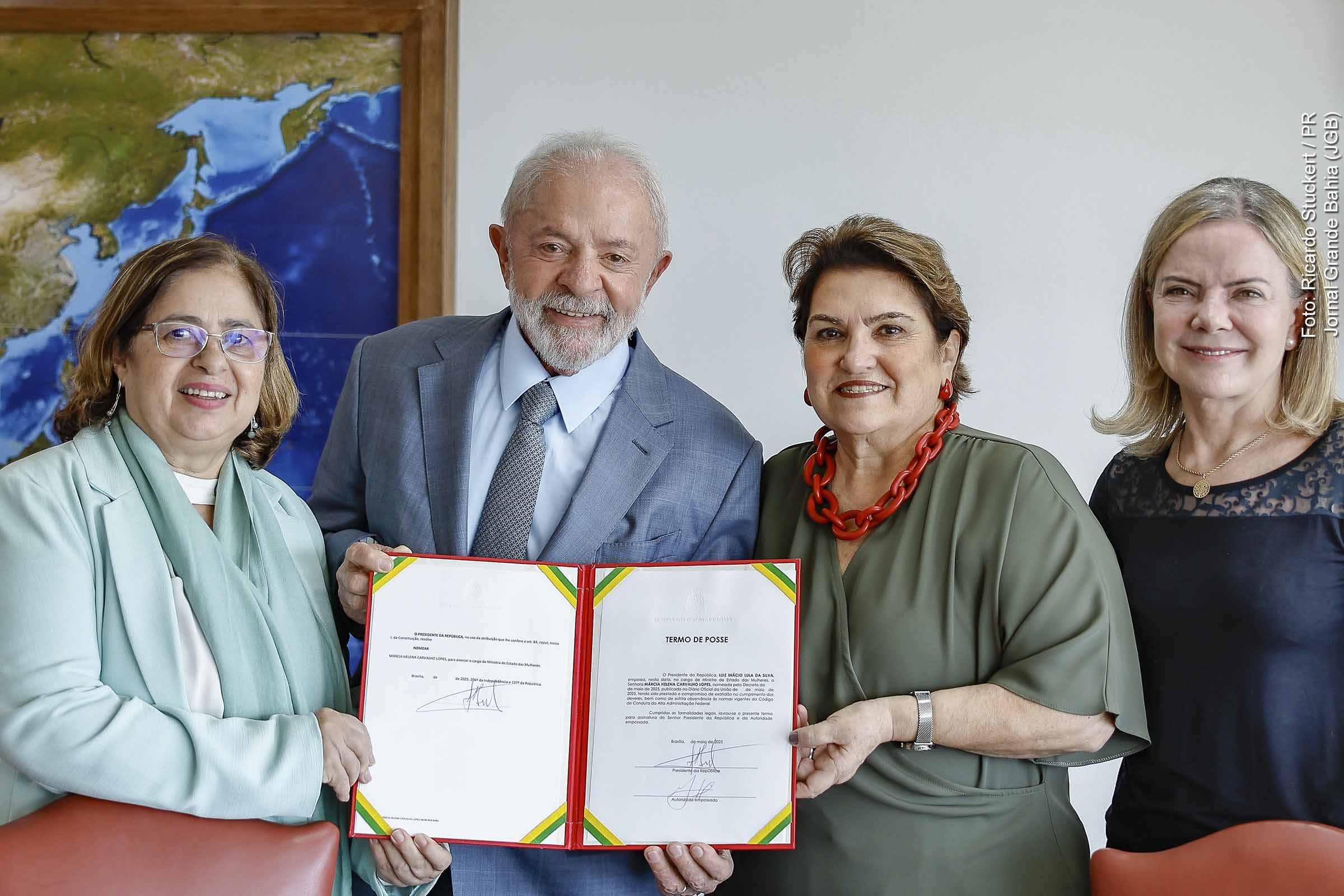 A ex-secretária nacional de Assistência Social e ex-ministra do Desenvolvimento Social, Márcia Helena Carvalho Lopes, foi oficialmente empossada como Ministra de Estado das Mulheres em cerimônia realizada no Palácio do Planalto. O ato de posse foi conduzido pelo Presidente da República, Luiz Inácio Lula da Silva, e contou com a presença da ex-ministra Aparecida Gonçalves, a quem Márcia sucede, e da Ministra da Secretaria de Relações Institucionais, Gleisi Hoffmann. A nova ministra assume com o compromisso de ampliar as políticas públicas voltadas à equidade de gênero, combate à violência contra a mulher e fortalecimento da participação feminina nos espaços de poder.