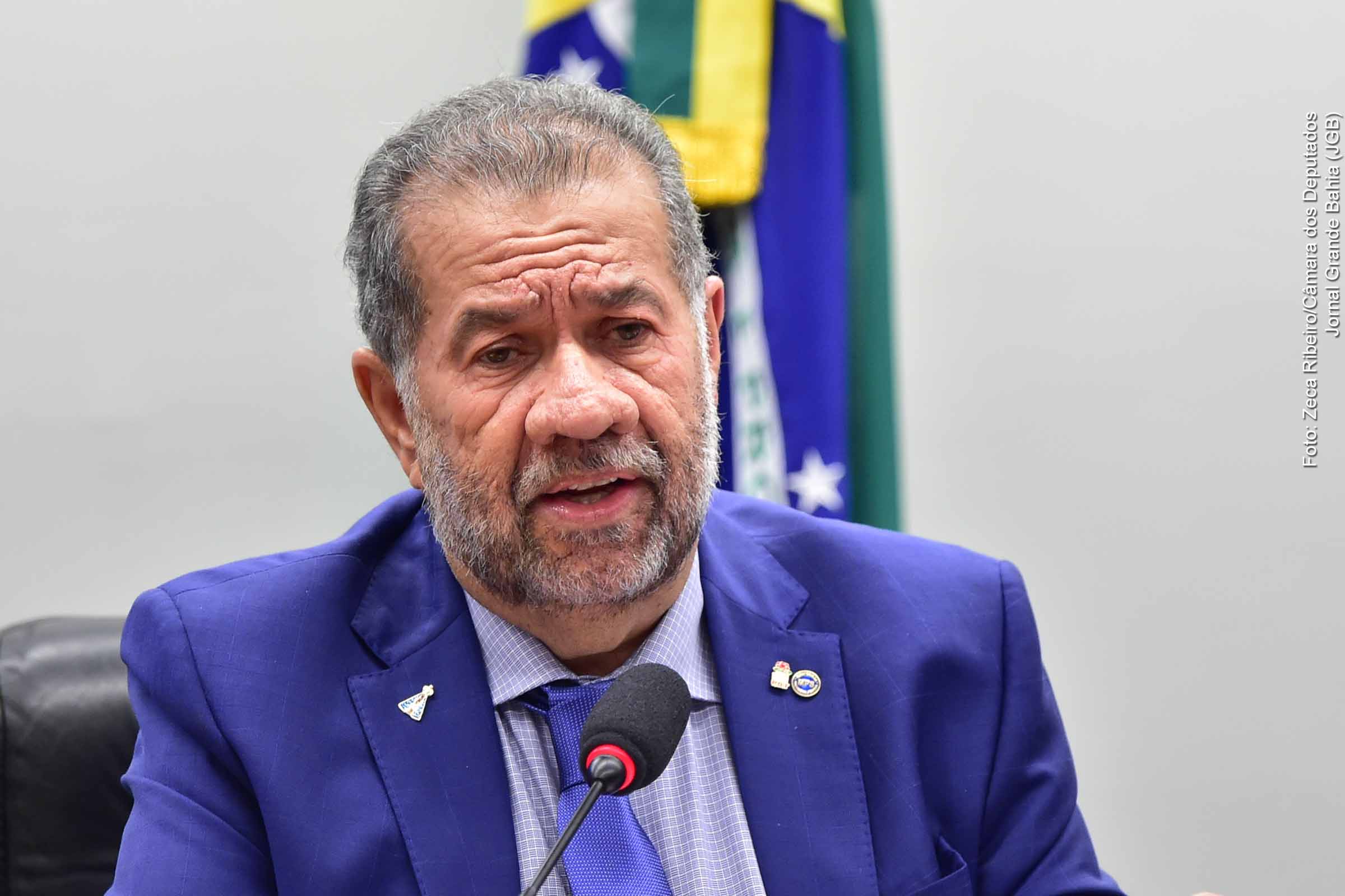 A crise no INSS provocada por fraudes associativas e a pressão por investigação resultaram na saída de Carlos Lupi do Ministério da Previdência. Embora não citado formalmente nas apurações, Lupi admitiu conhecimento prévio do problema e sofreu desgaste político. Wolney Queiroz assume o cargo com o desafio de conter os danos institucionais, enquanto cresce a mobilização parlamentar por uma CPI.