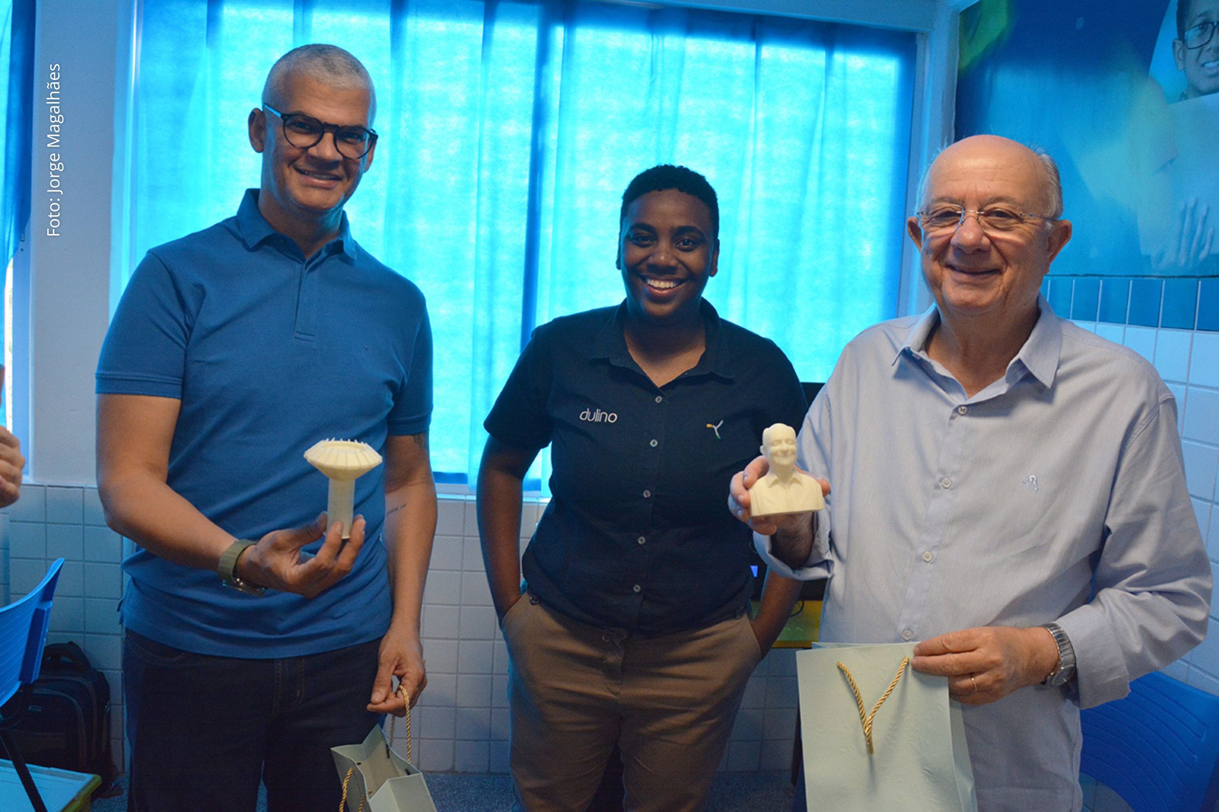 Prefeito José Ronaldo e secretário Pablo Roberto visitam escola municipal para conhecer ensino de robótica em Feira de Santana