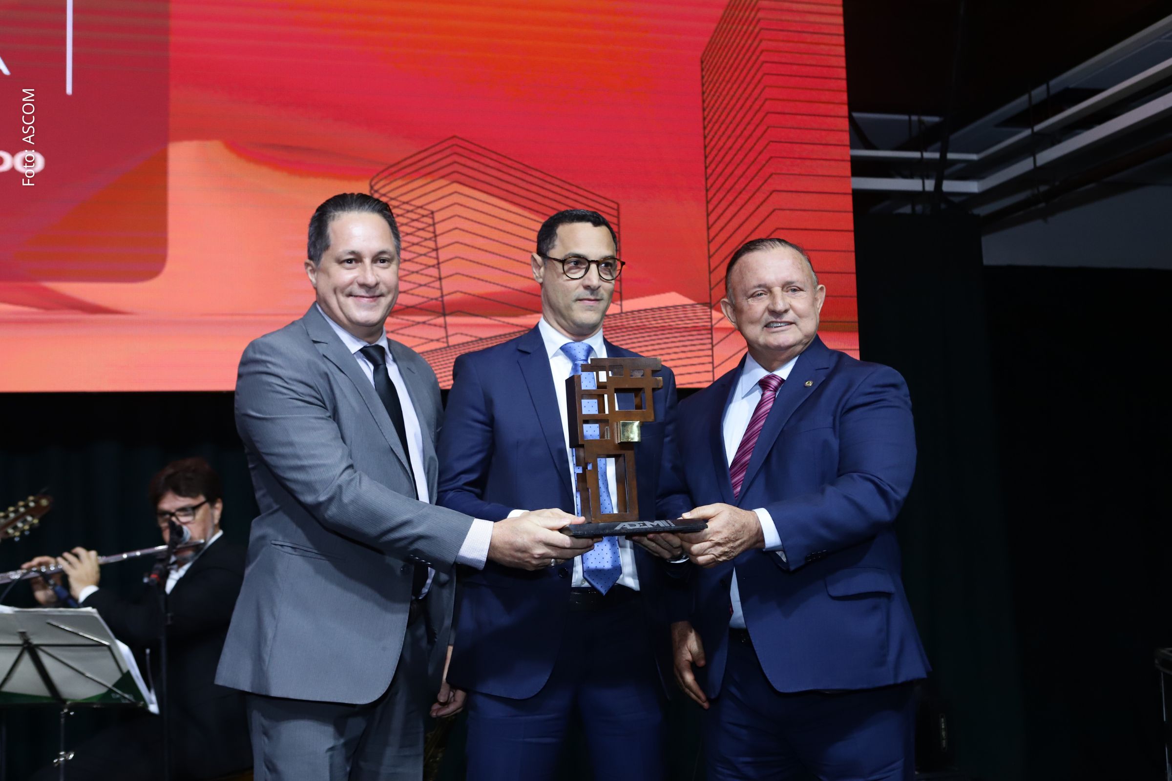 Evento no Sollar Cunha Guedes reúne setor imobiliário baiano para premiação de projetos e empresas.