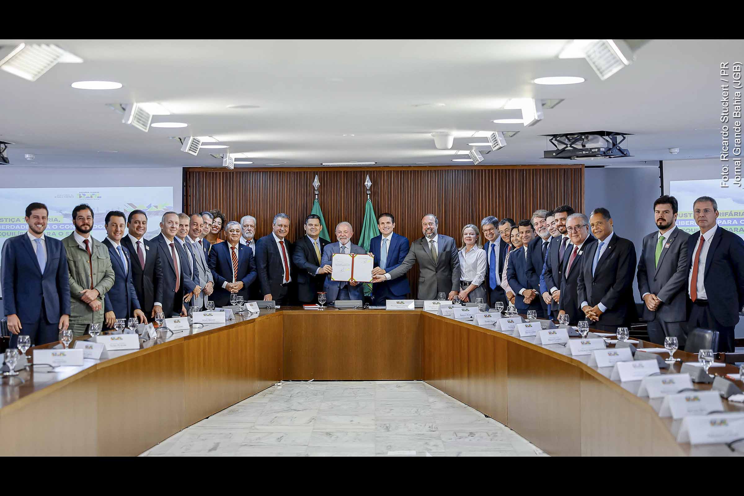 Presidente Lula em reunião com ministros e parlamentares no Palácio do Planalto.
